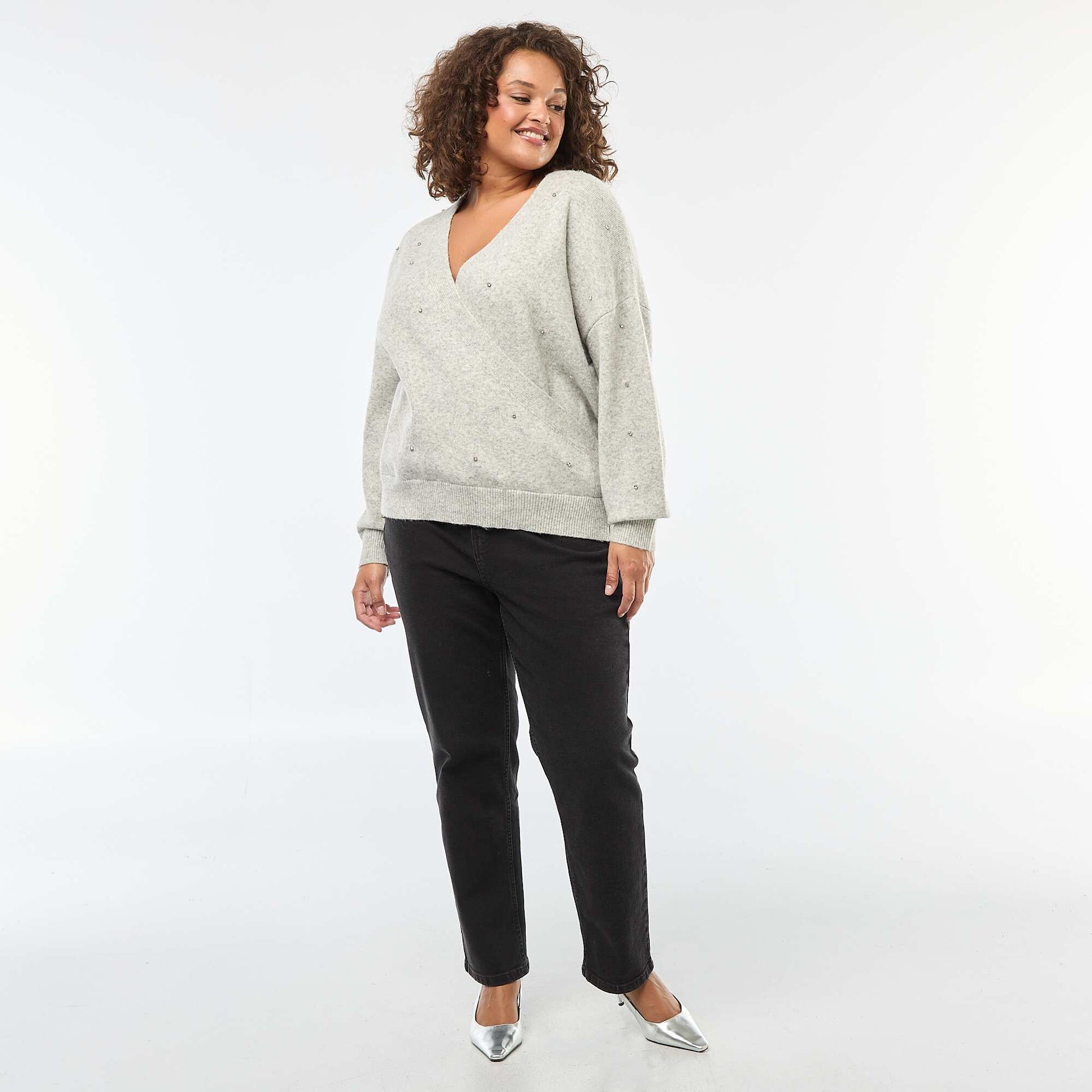 Pull avec col cache-cœur et strass fantaisies GRIS