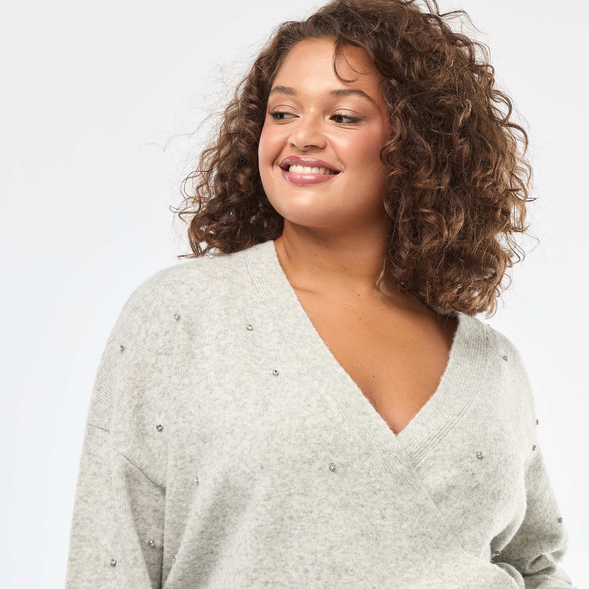 Pull avec col cache-cœur et strass fantaisies GRIS