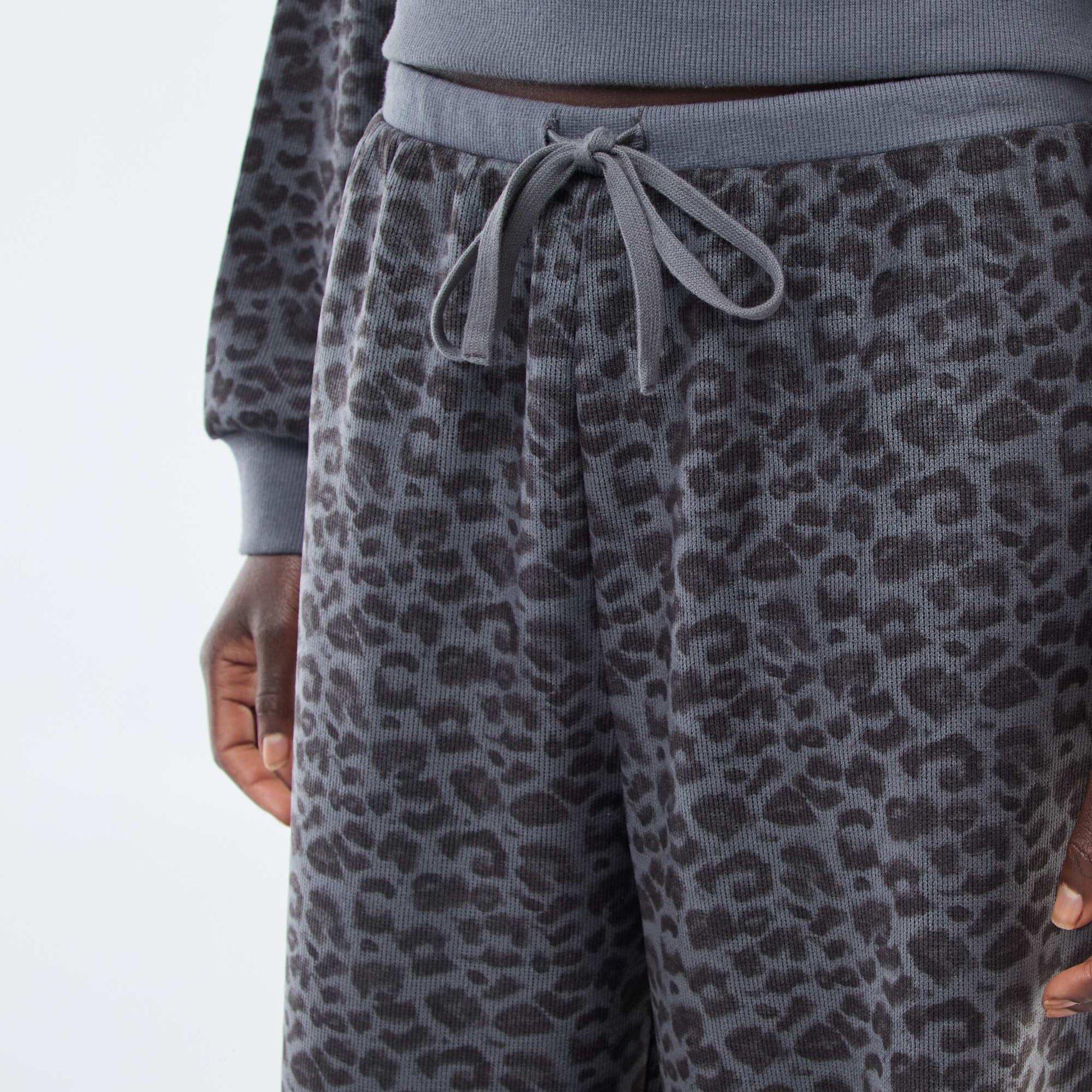 Pantalon large doudou léopard GRIS