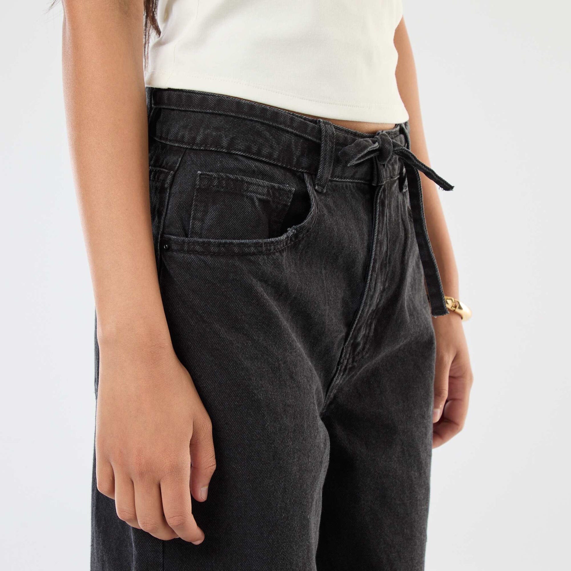 Jean coupe wide leg avec ceinture fine en jean GRIS