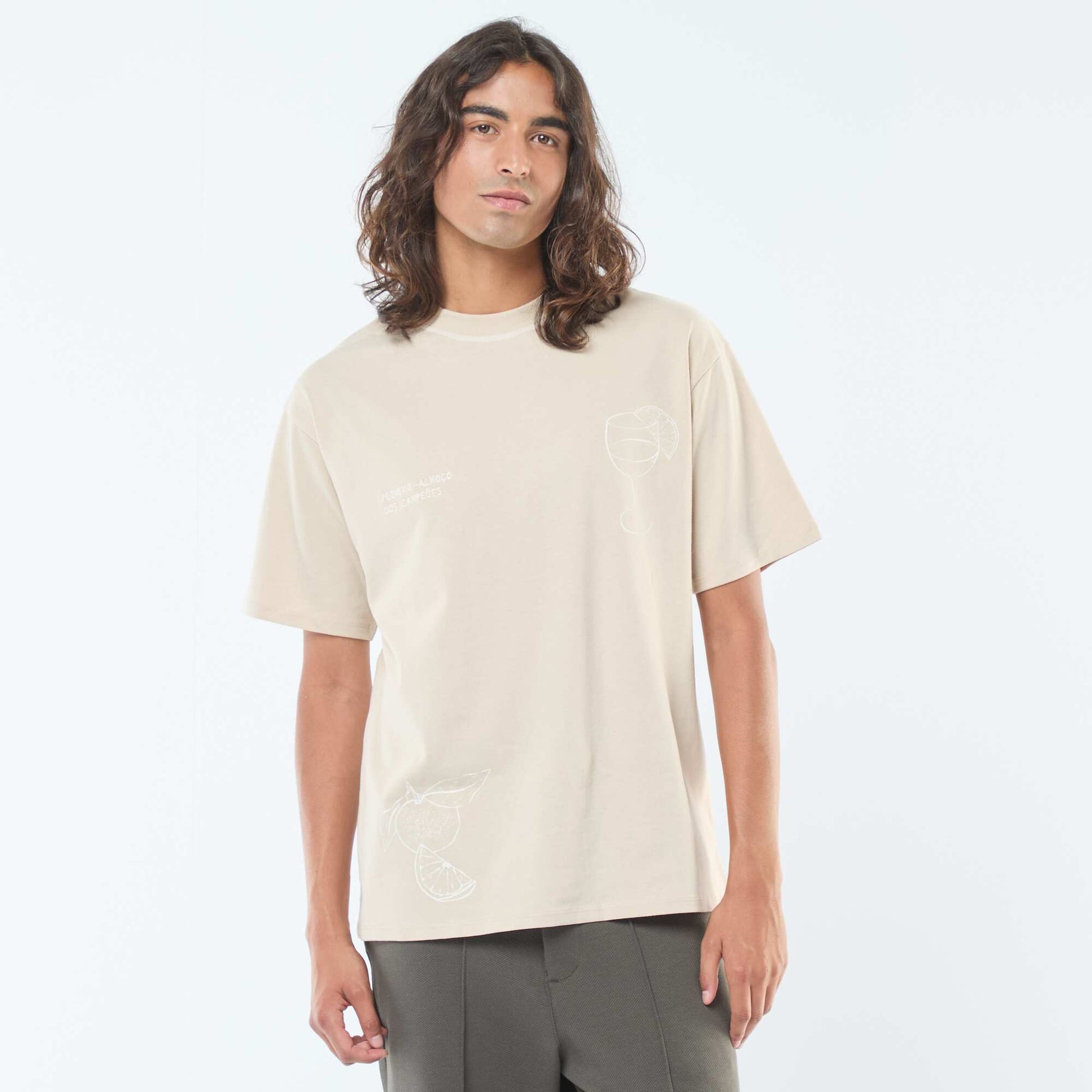 T-shirt imprimé avec broderie poitrine et imprimé au dos BEIGE