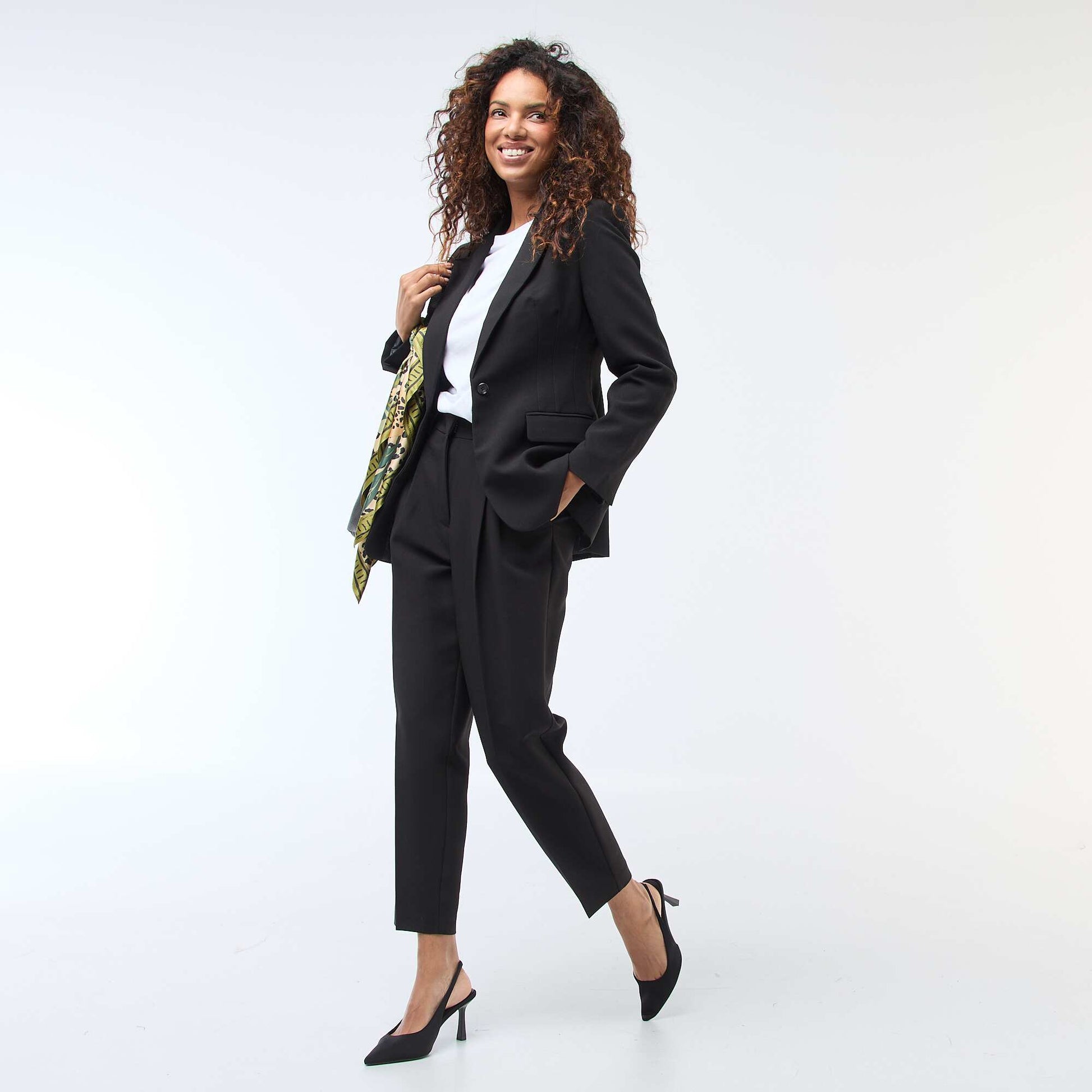 Veste blazer unie à la coupe cintrée NOIR