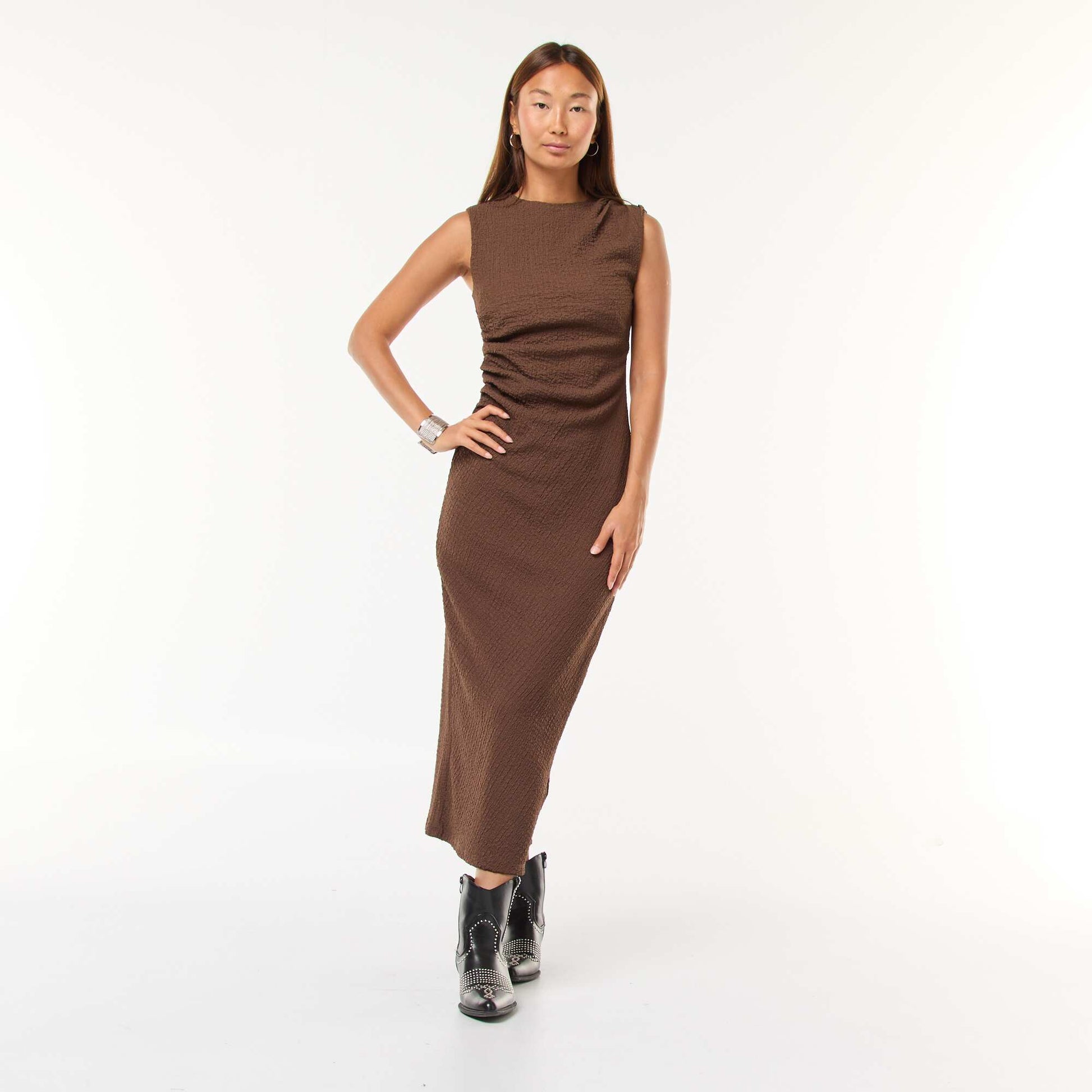 Robe longue gaufrée avec emmanchure américaine MARRON