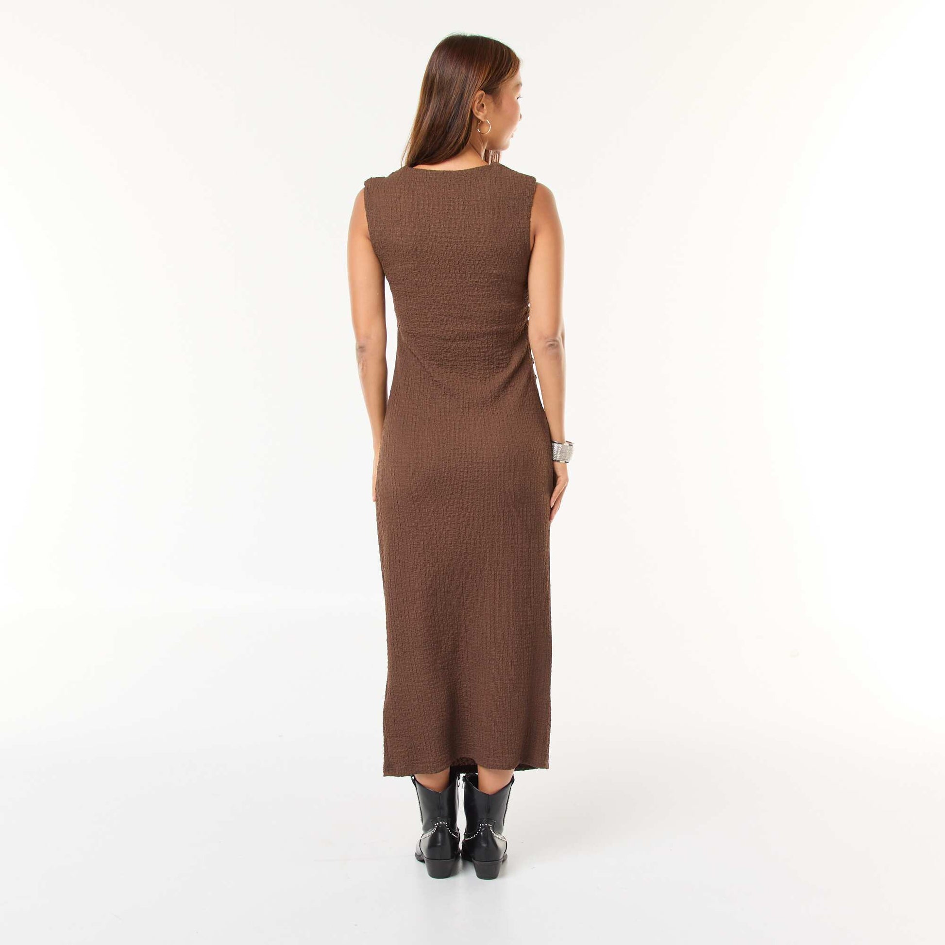 Robe longue gaufrée avec emmanchure américaine MARRON