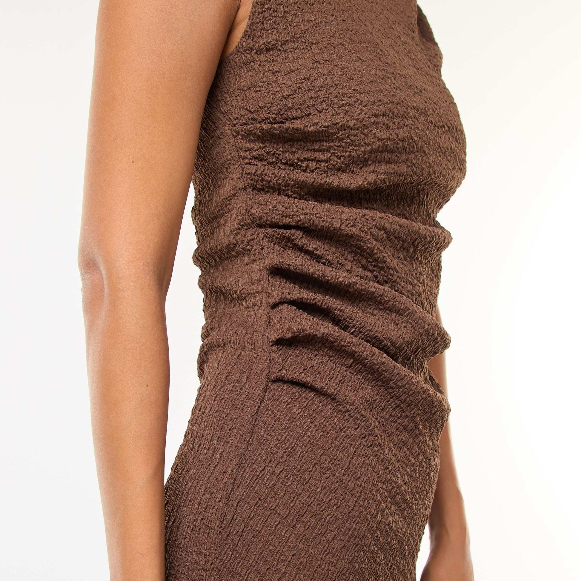 Robe longue gaufrée avec emmanchure américaine MARRON
