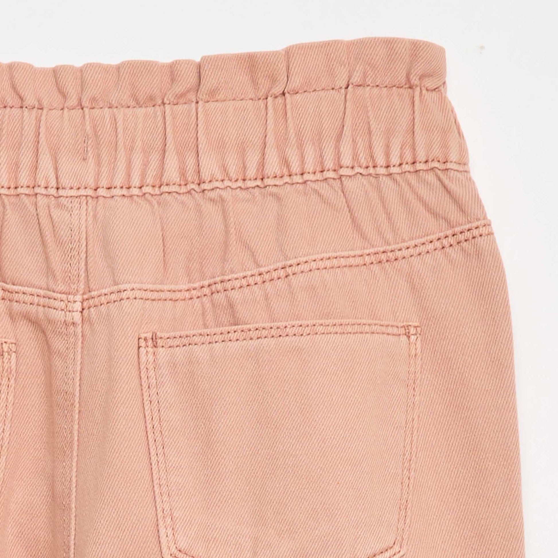 Pantalon en denim coupe mom à motif ROSE