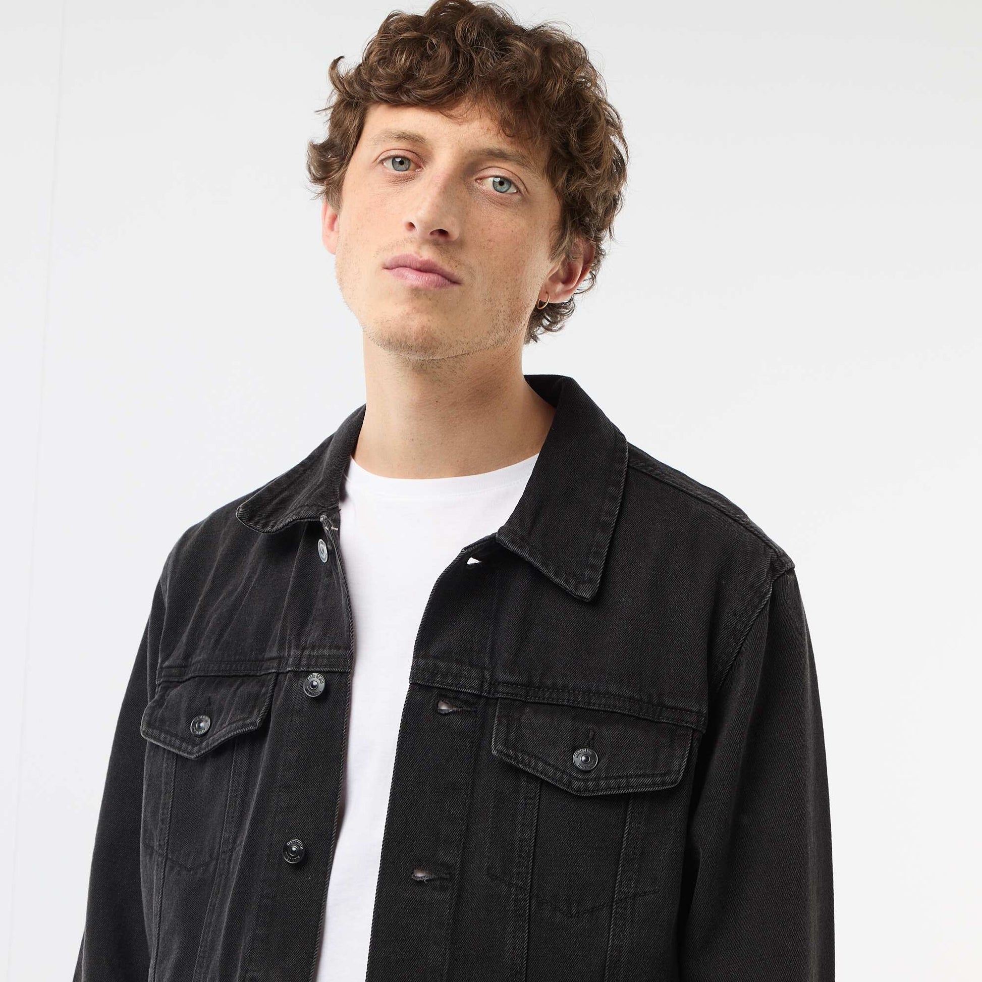 Veste en jean avec poches poitrine NOIR