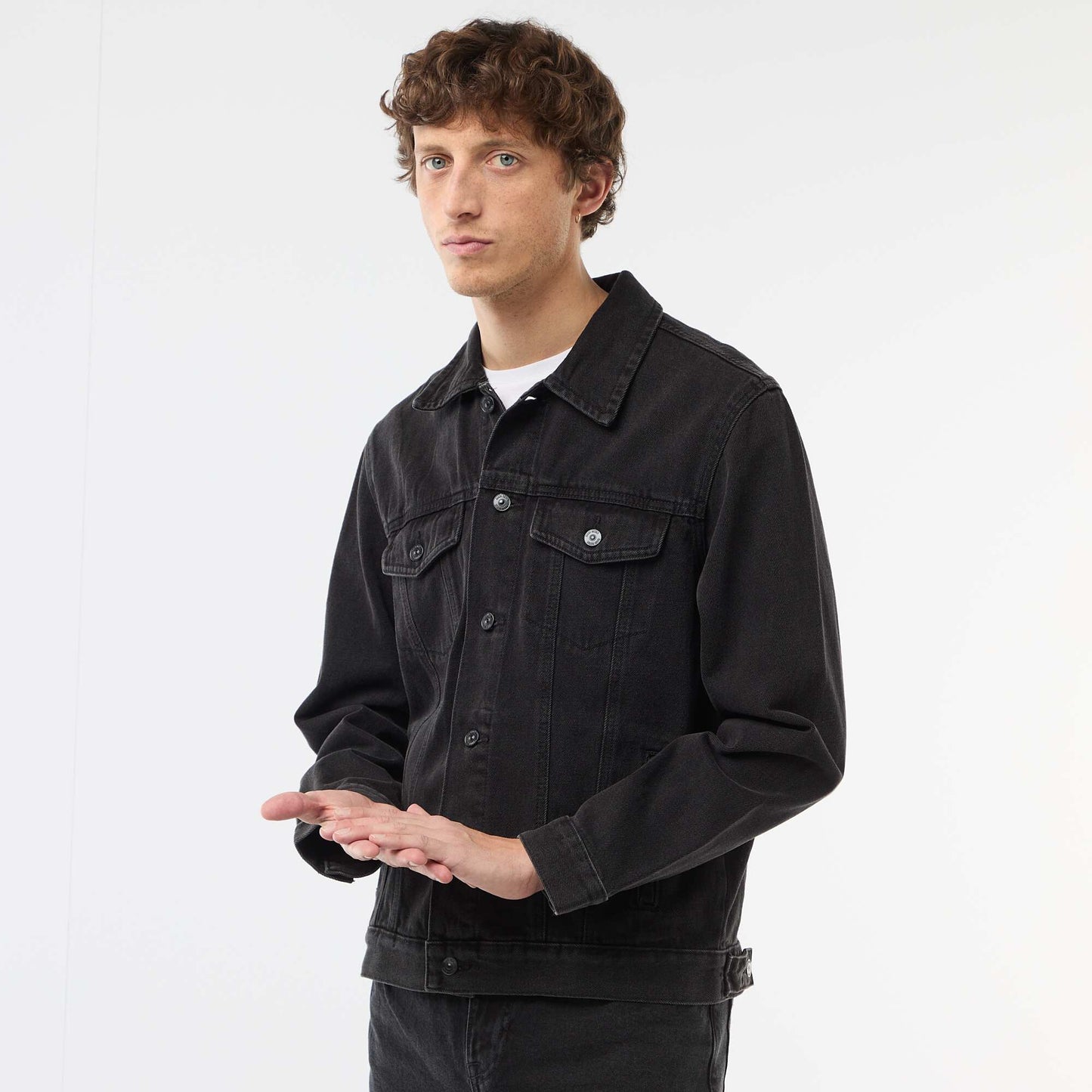 Veste en jean avec poches poitrine NOIR