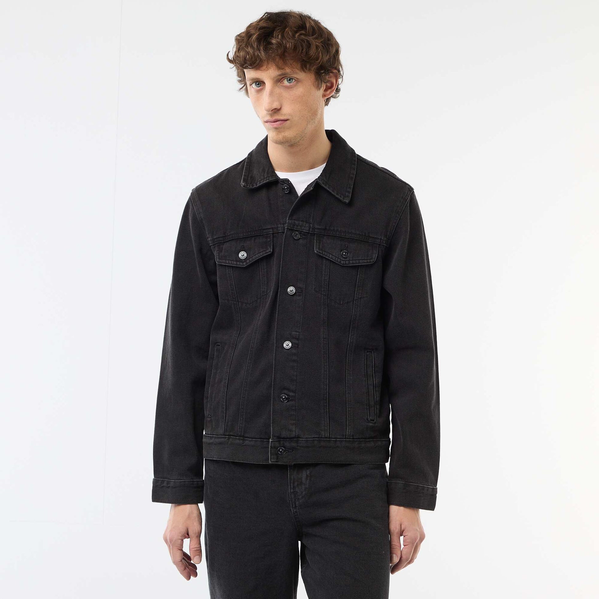Veste en jean avec poches poitrine NOIR