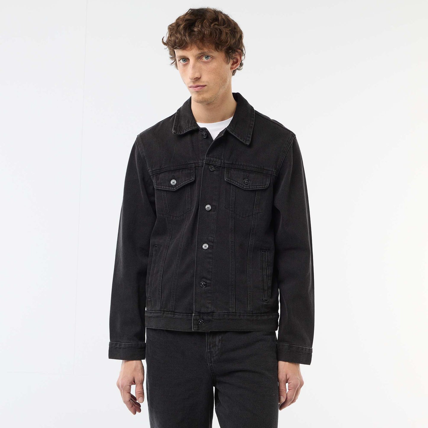 Veste en jean avec poches poitrine NOIR
