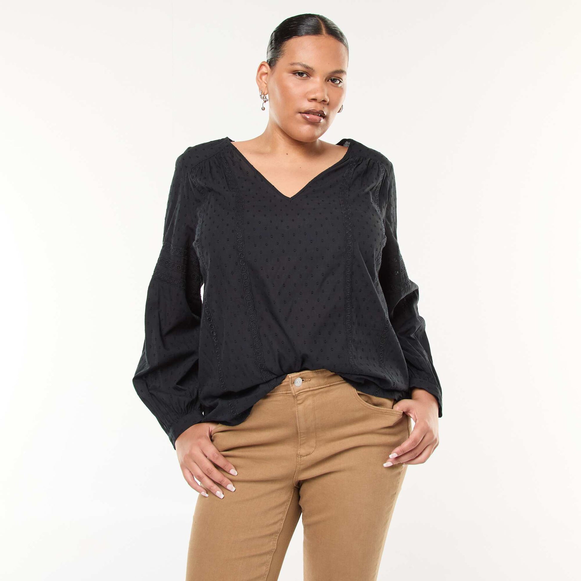 Blouse fluide uni en plumetis et ses broderies ajourées NOIR