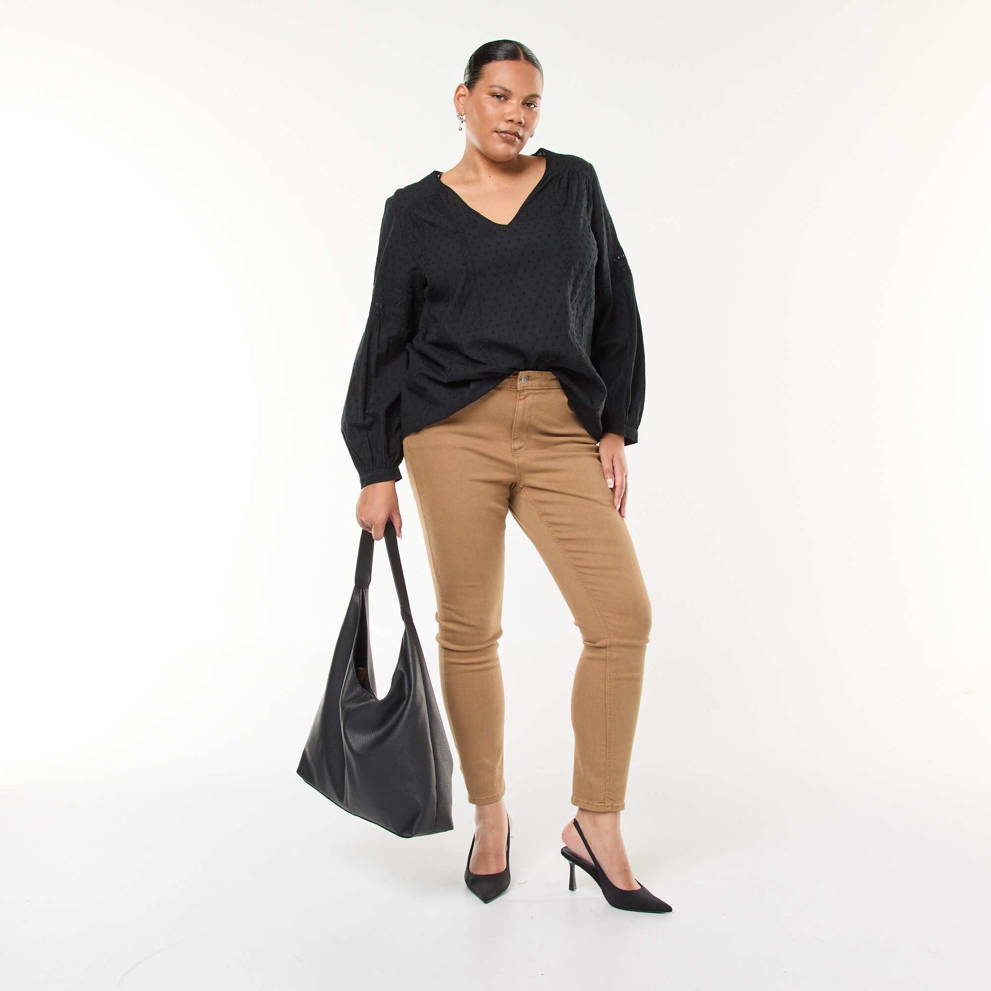Blouse fluide uni en plumetis et ses broderies ajourées NOIR