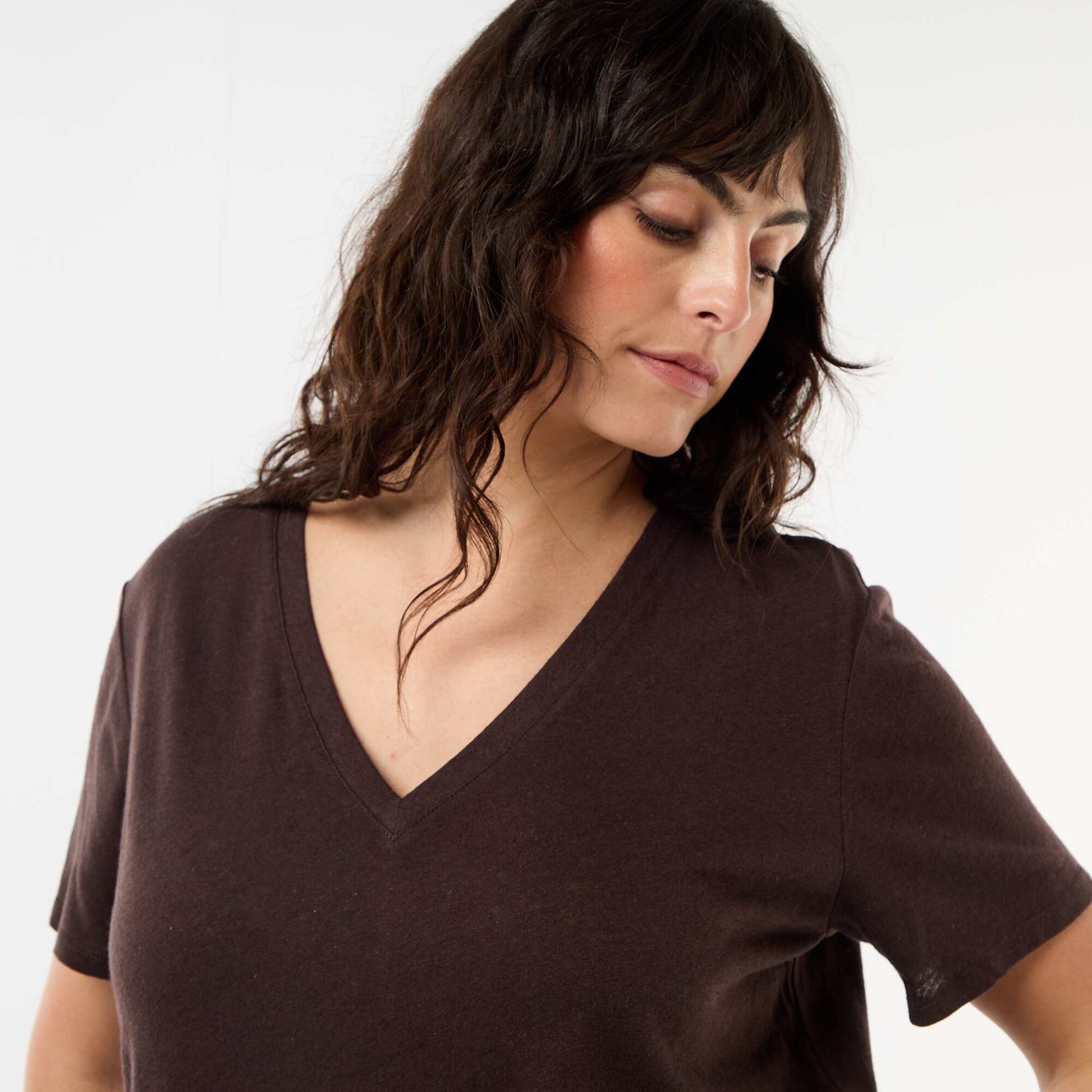 T-shirt basique col V et manches courtes MARRON