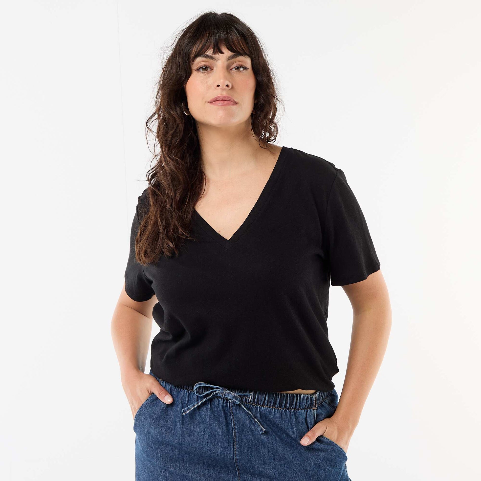 T-shirt basique col V et manches courtes NOIR