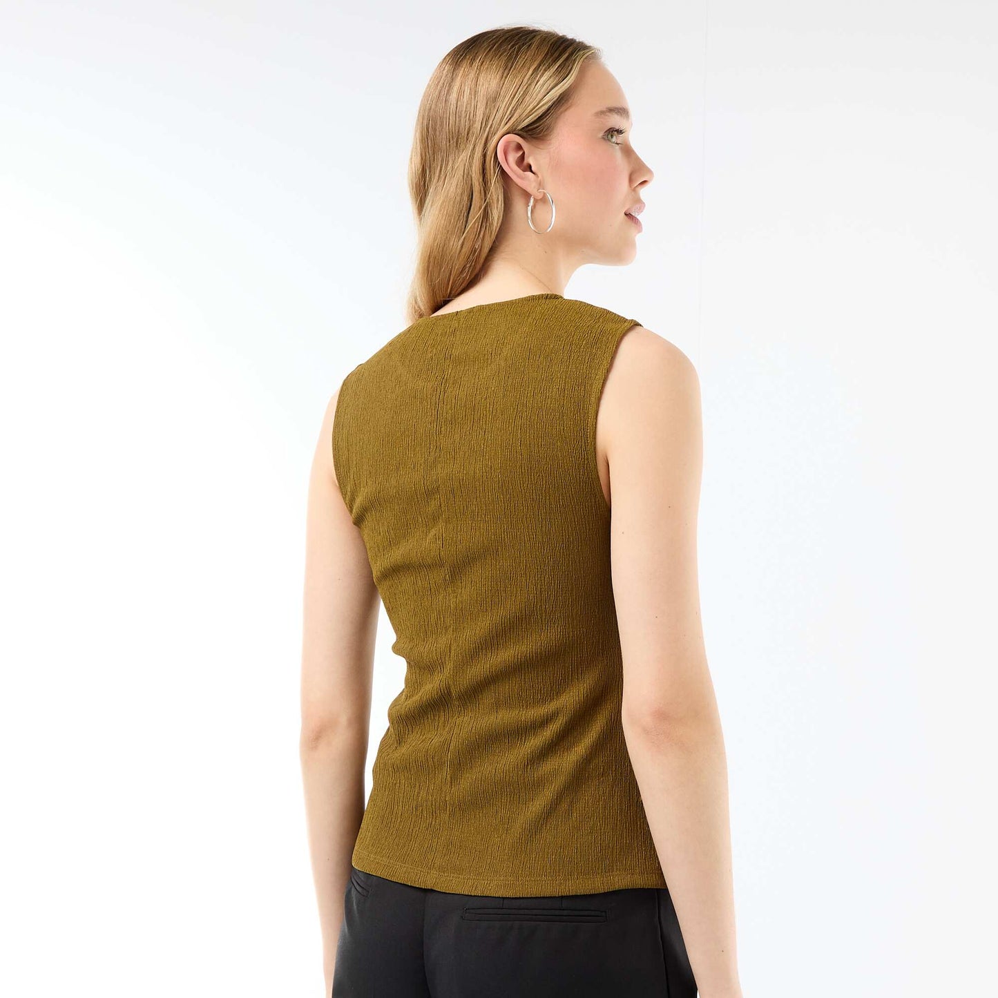 Débardeur avec ouverture par boutons dorés martelés VERT