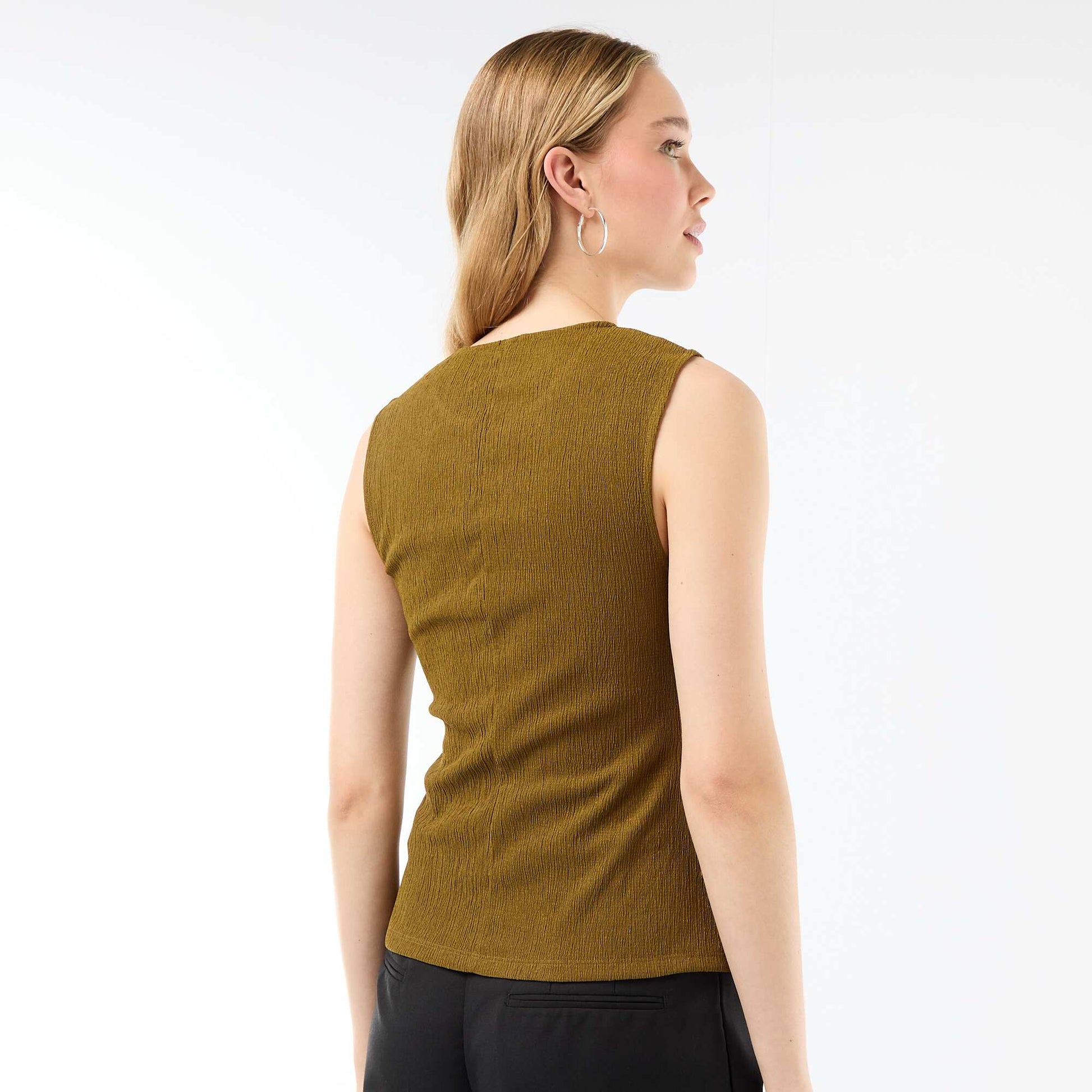 Débardeur avec ouverture par boutons dorés martelés VERT