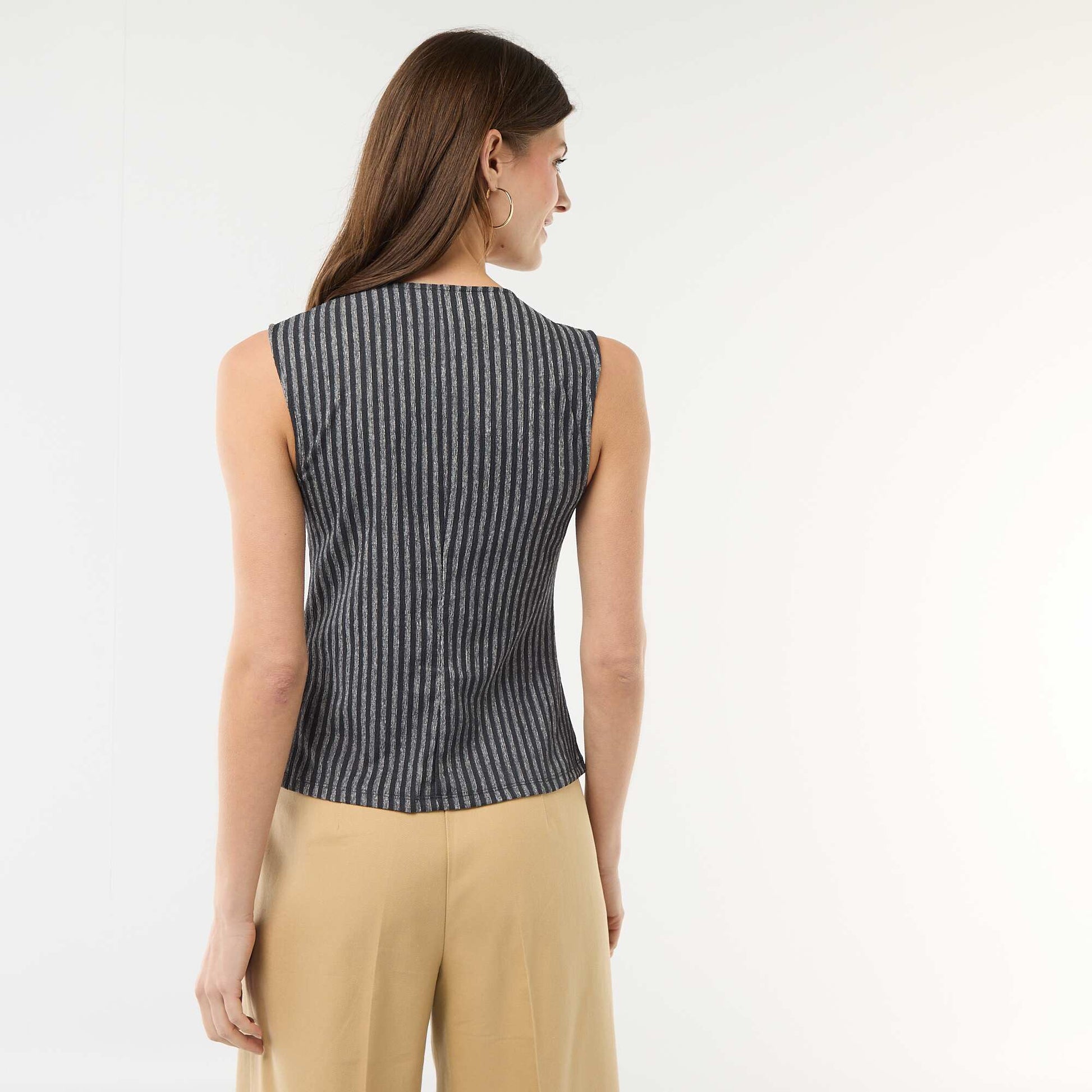 Débardeur avec ouverture par boutons dorés martelés GRIS