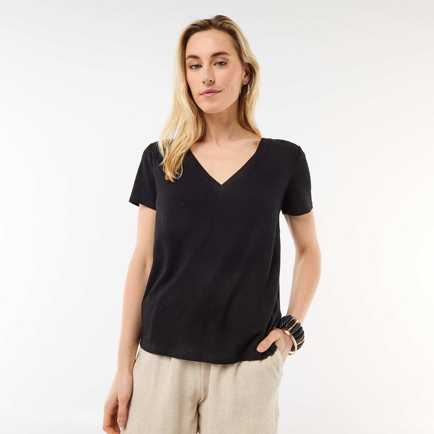 T-shirt basique à manches courtes col V NOIR