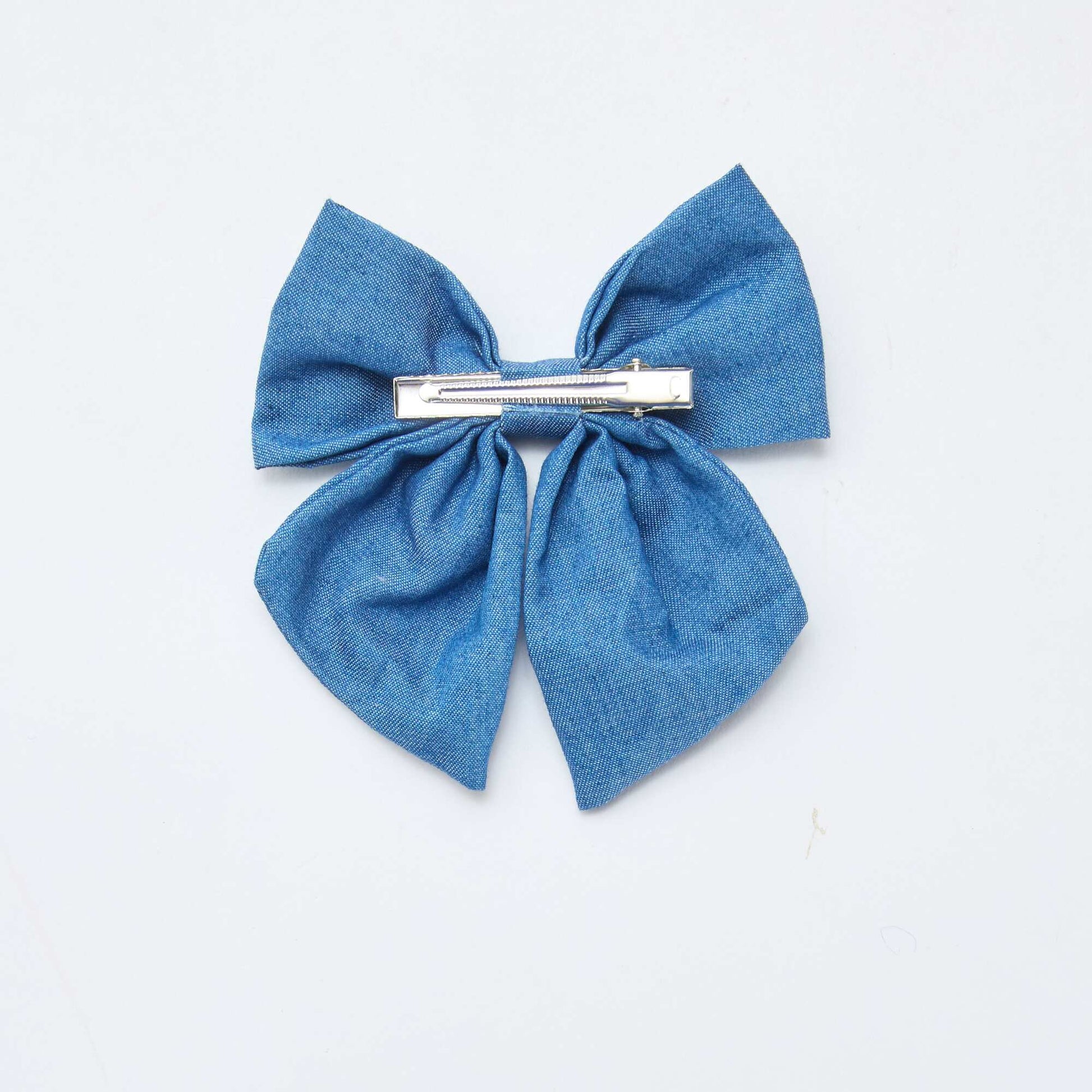 Pince avec nœud brodé BLEU