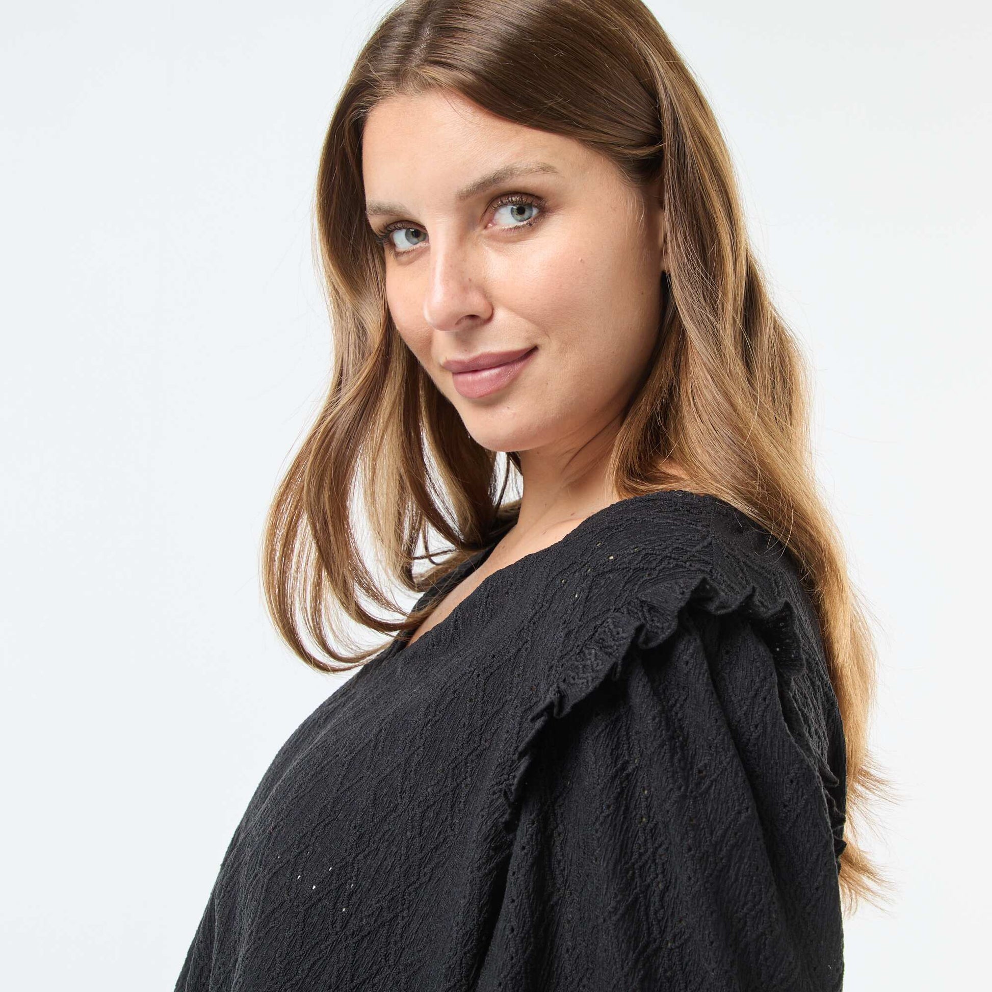Tee-shirt en maille ajourée avec épaules volantées NOIR