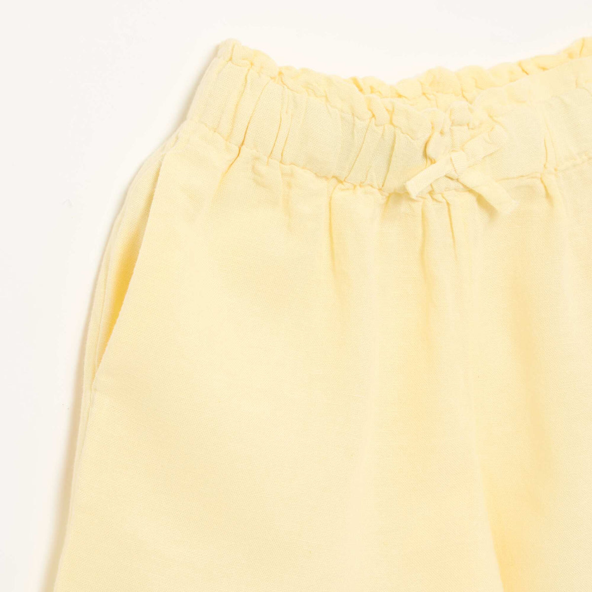 Short uni avec nœud fantaisie JAUNE