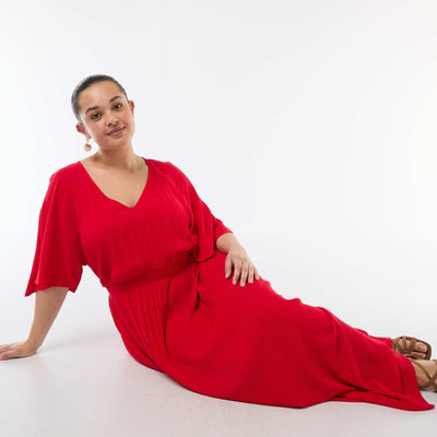 Robe longue à manches courtes en matière crêpée ROUGE