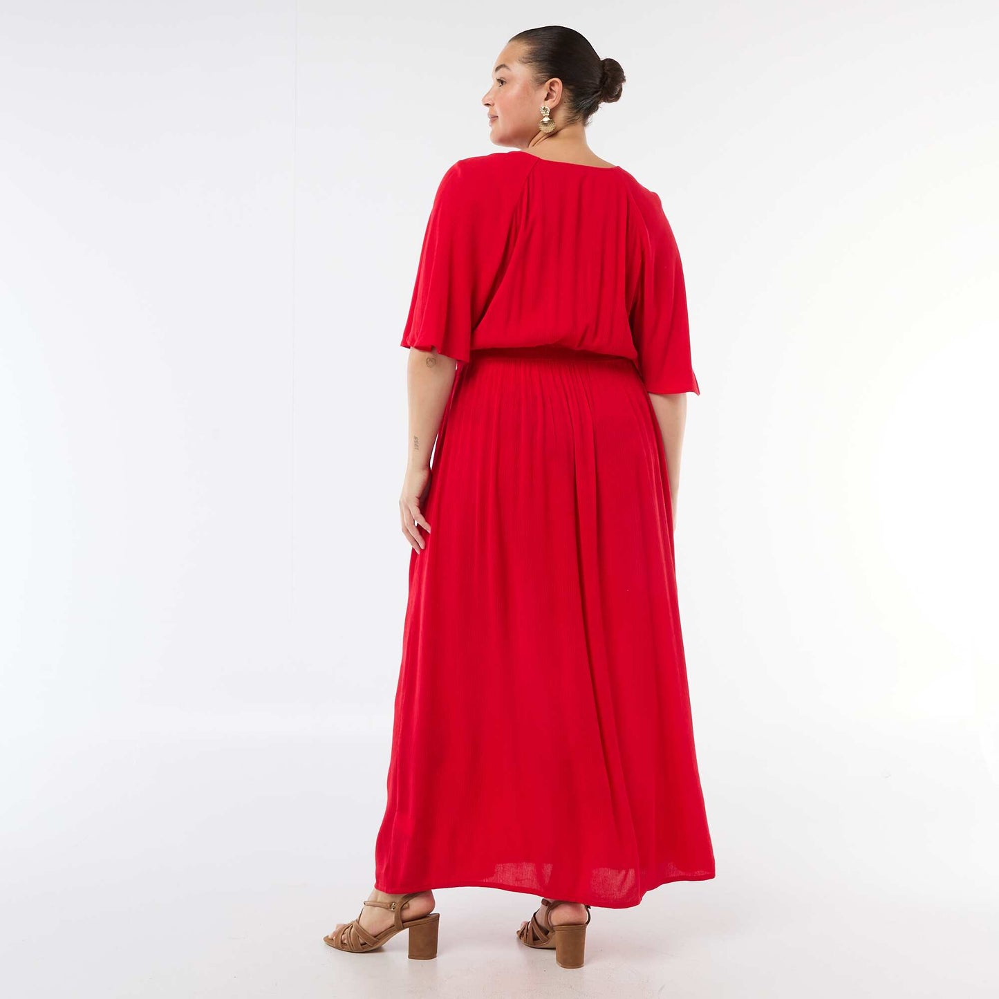 Robe longue à manches courtes en matière crêpée ROUGE
