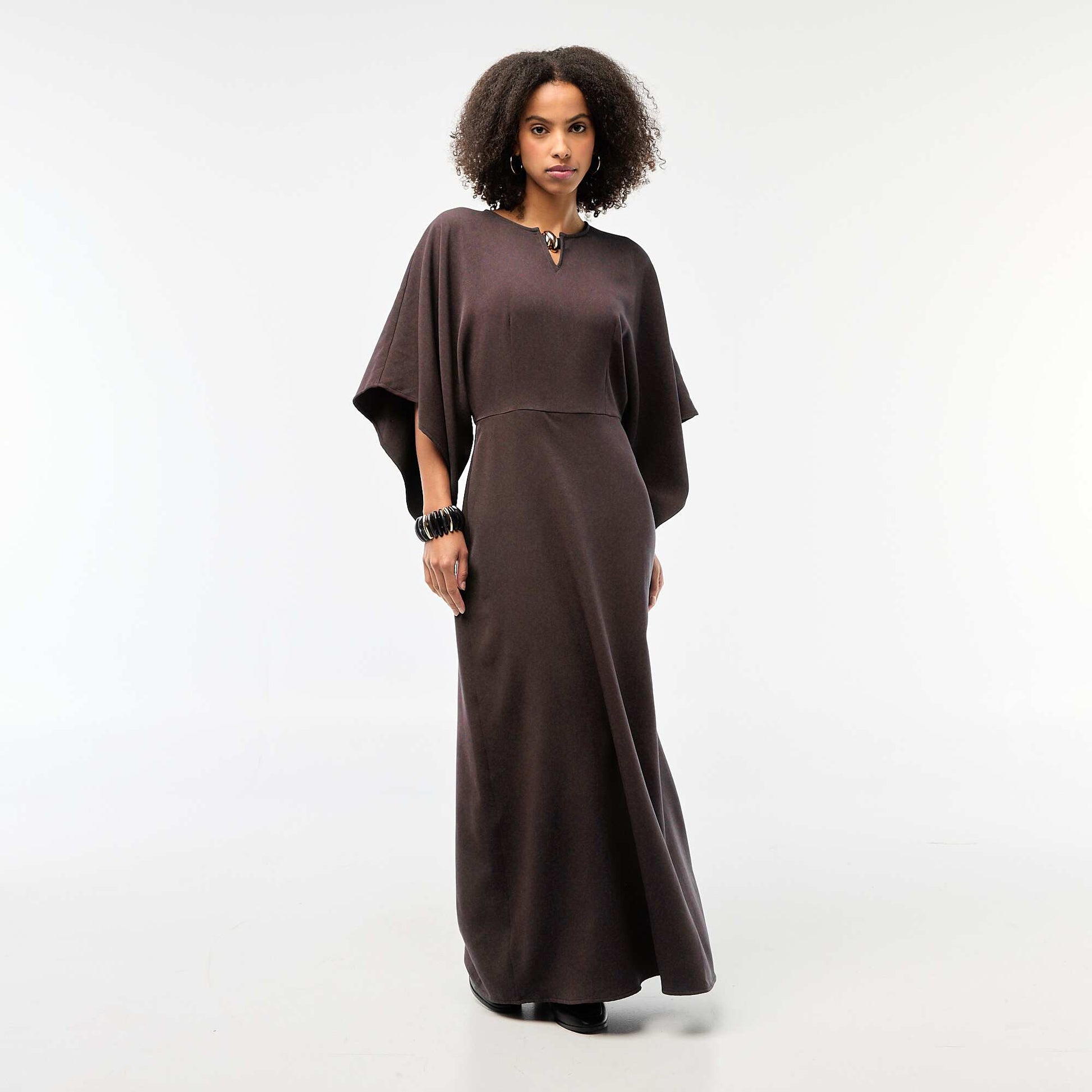 Robe longue crêpée avec bijou MARRON