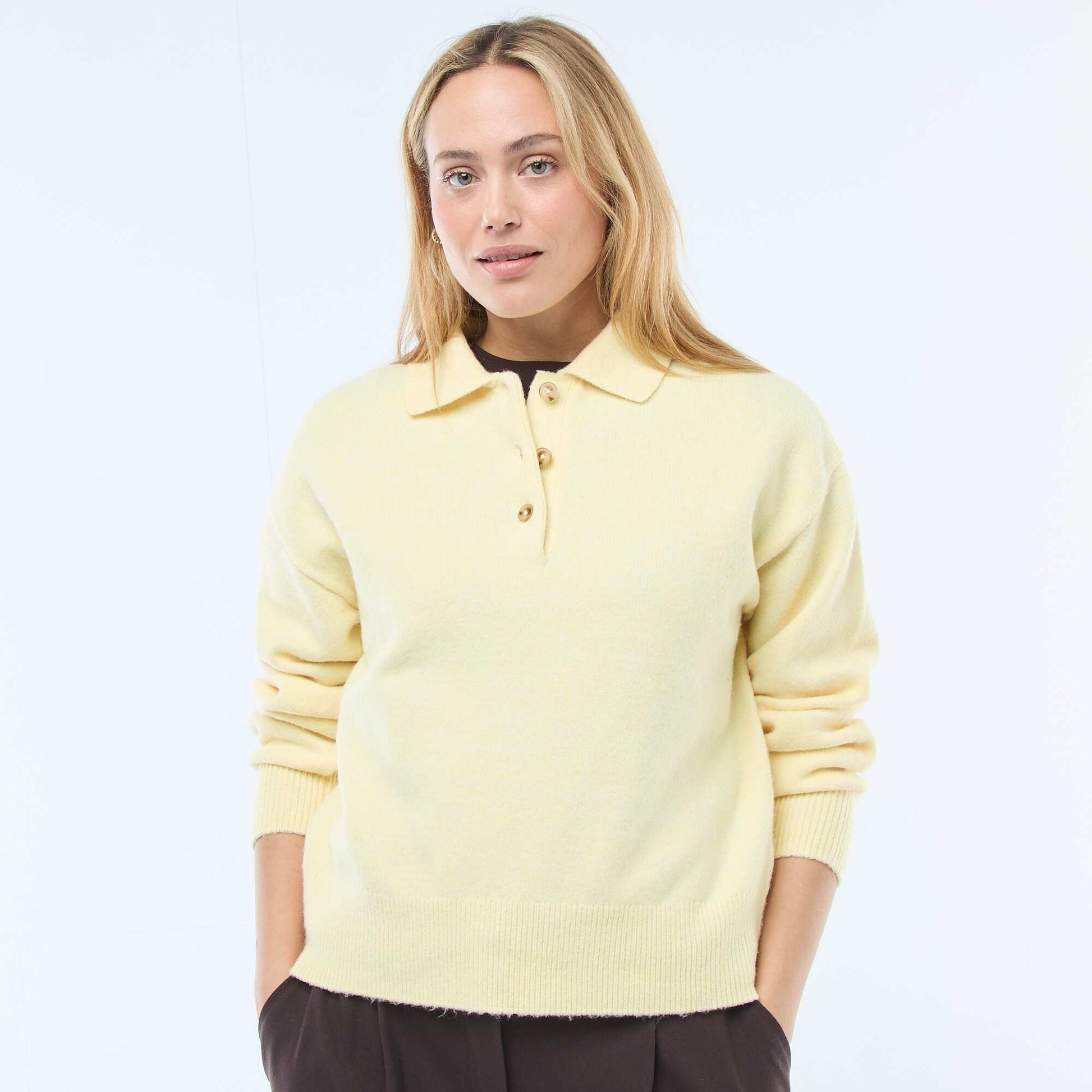 Pull en maille grosse jauge avec un col polo JAUNE