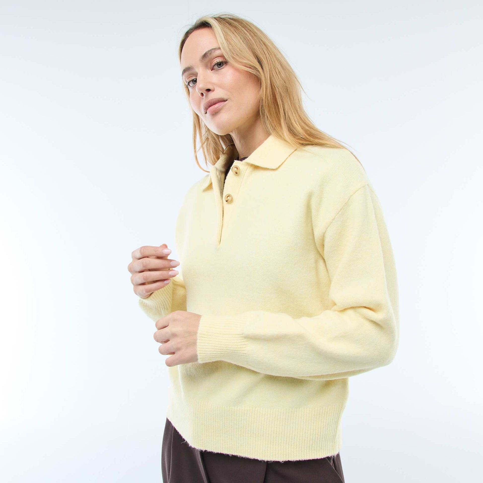 Pull en maille grosse jauge avec un col polo JAUNE