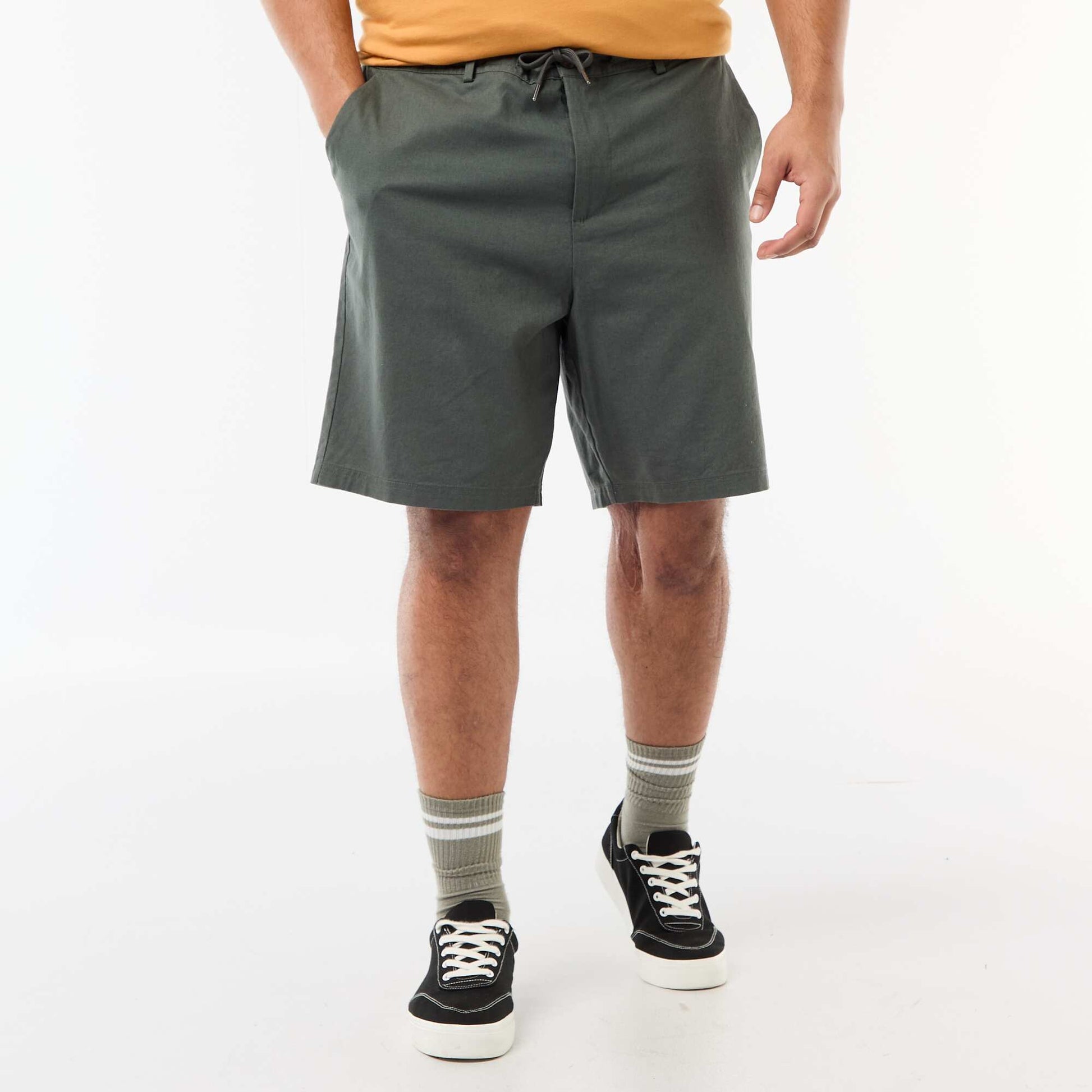 Bermuda chino avec ouverture boutonnée + zippée + liens de serrage VERT