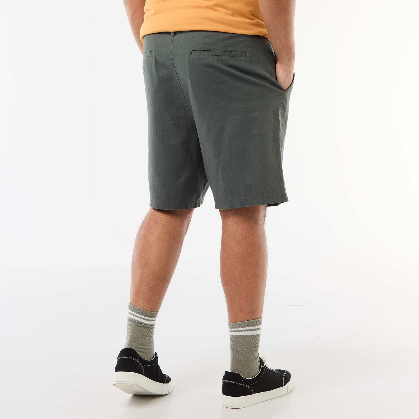 Bermuda chino avec ouverture boutonnée + zippée + liens de serrage VERT