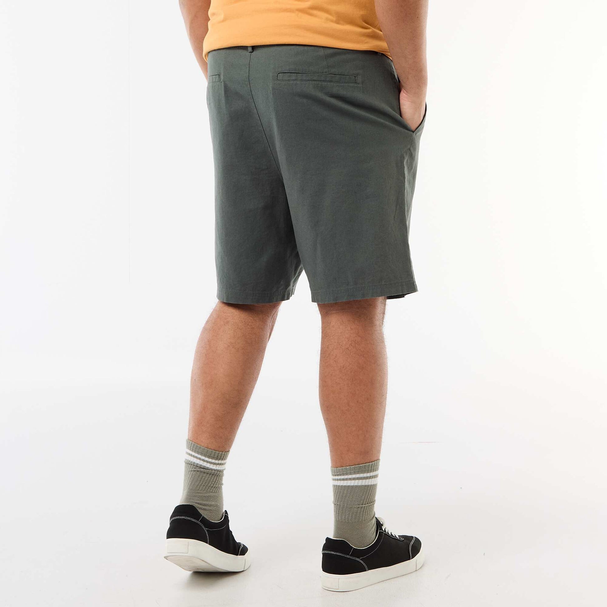 Bermuda chino avec ouverture boutonnée + zippée + liens de serrage VERT