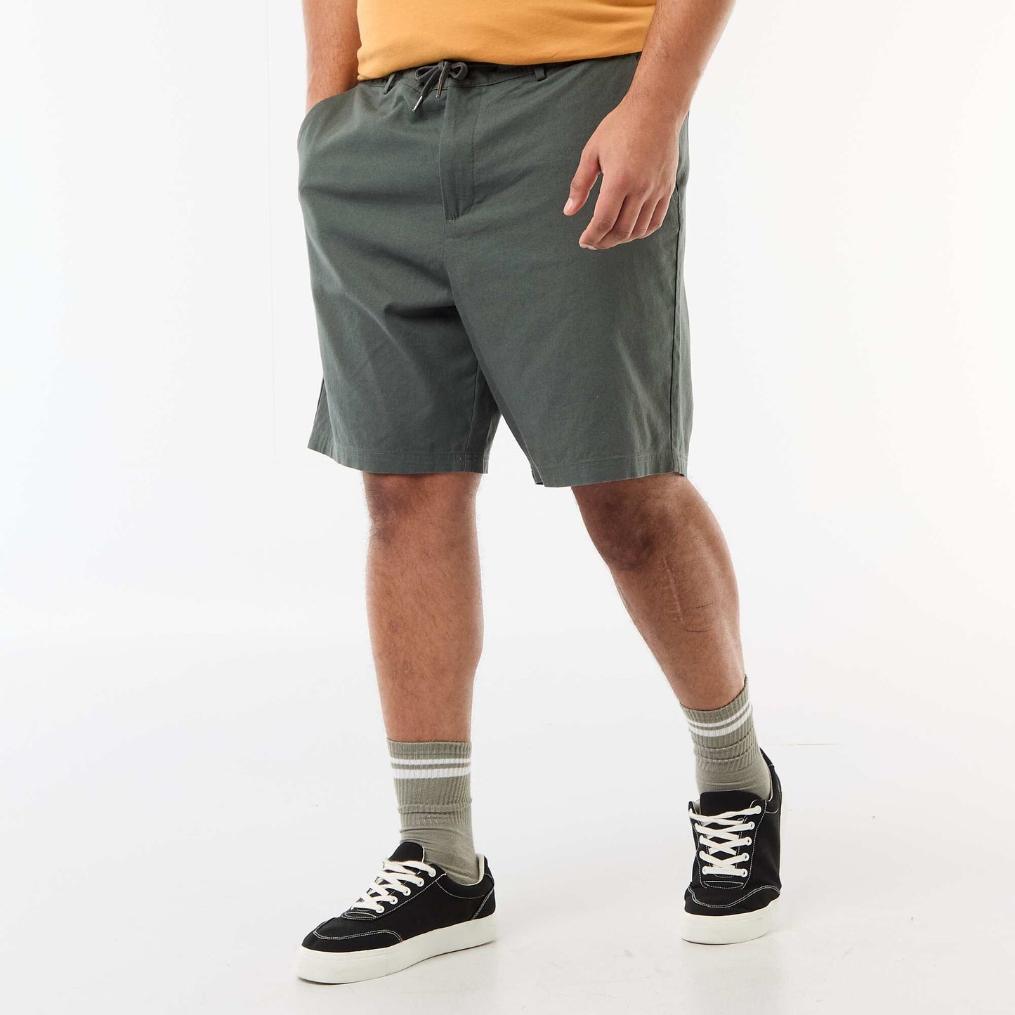 Bermuda chino avec ouverture boutonnée + zippée + liens de serrage VERT