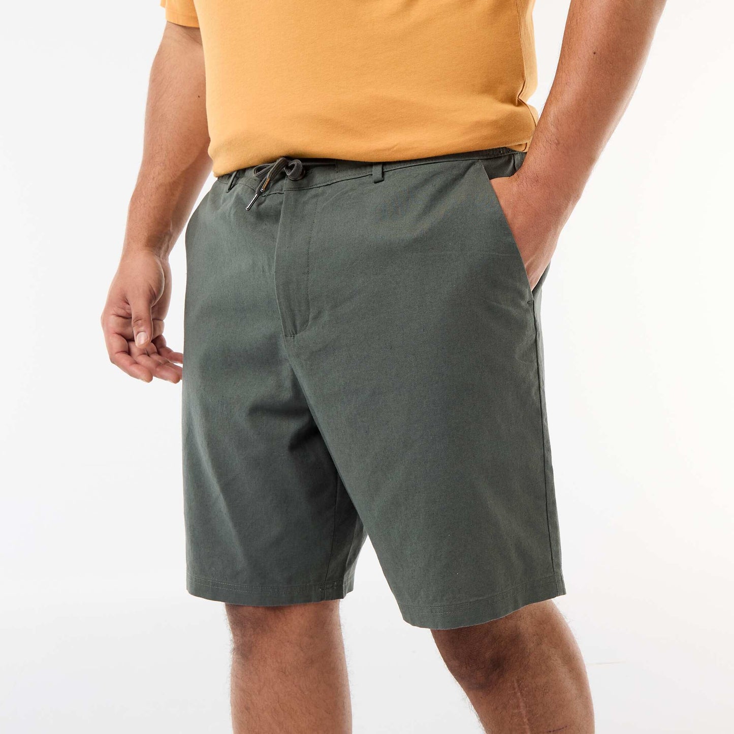 Bermuda chino avec ouverture boutonnée + zippée + liens de serrage VERT