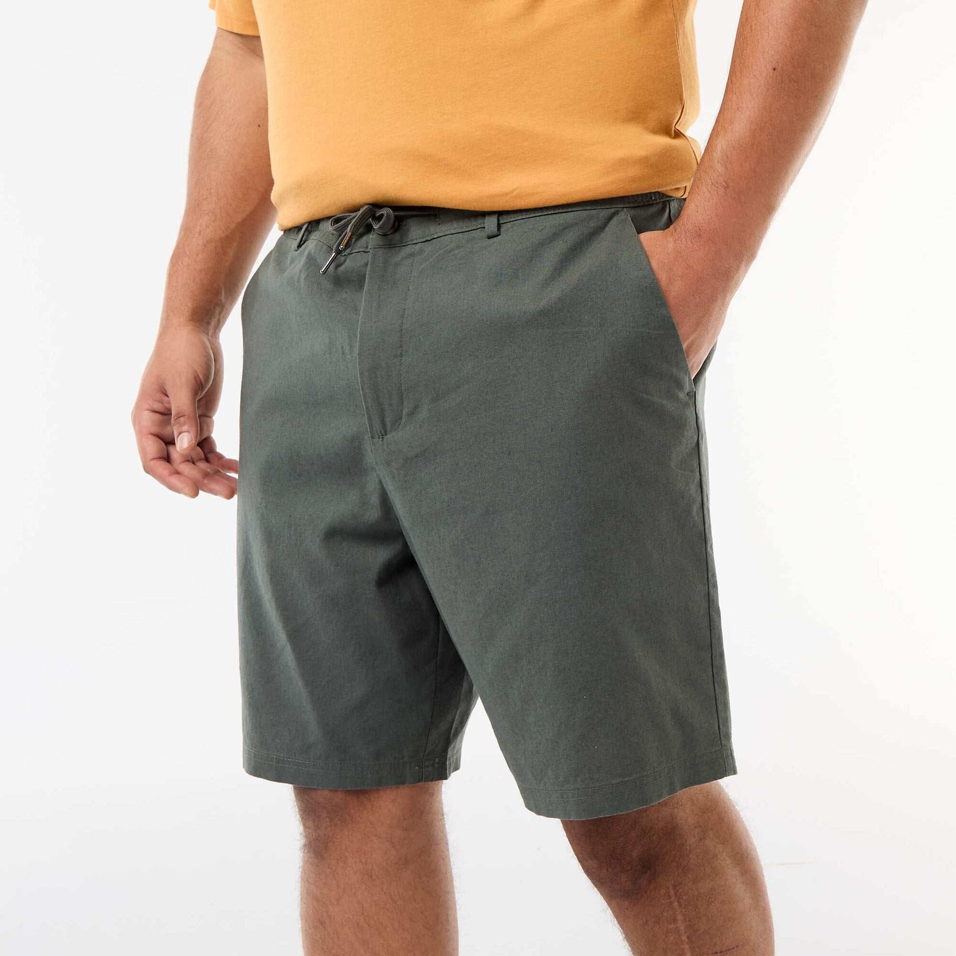 Bermuda chino avec ouverture boutonnée + zippée + liens de serrage VERT
