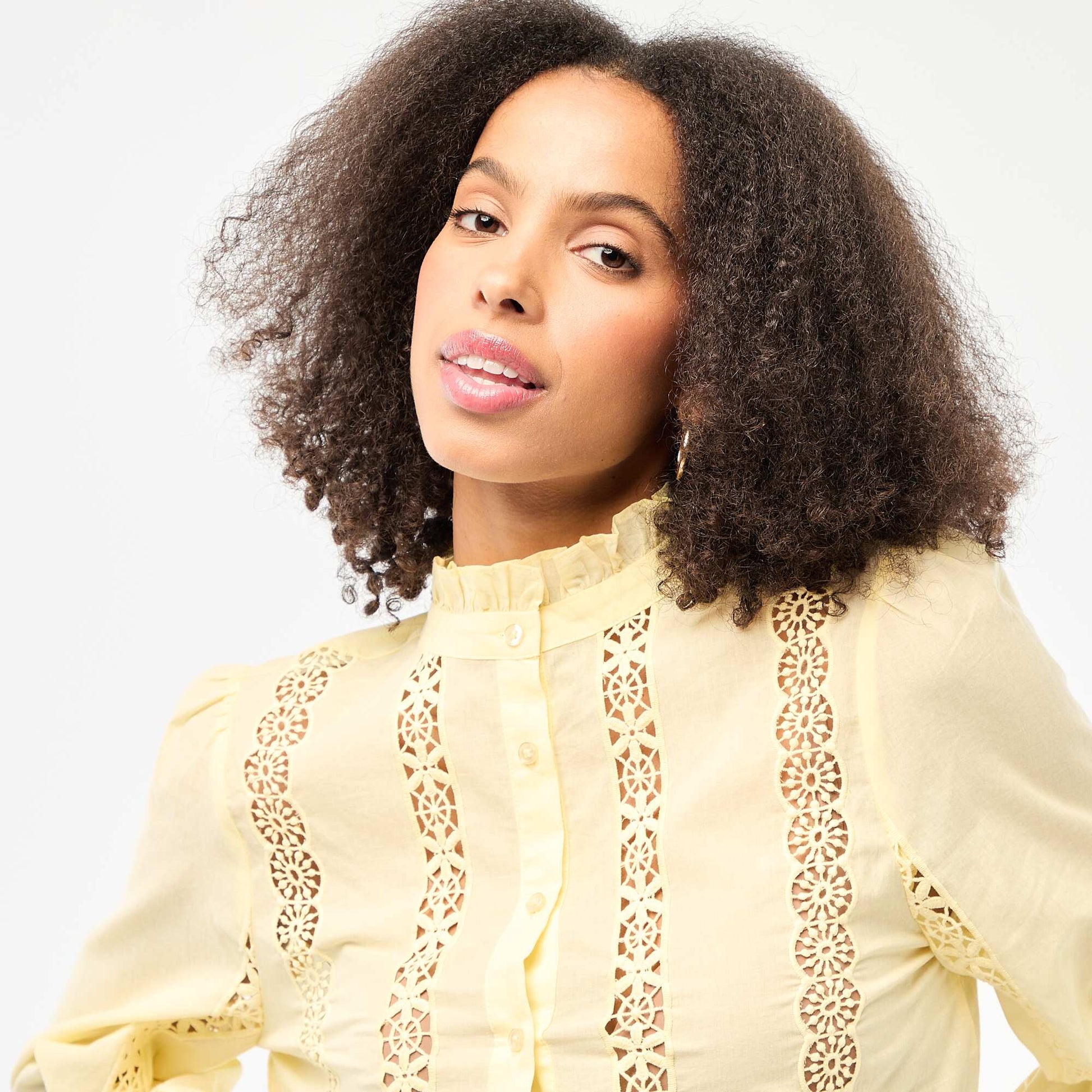 Chemise avec broderies anglaises et volants au col JAUNE