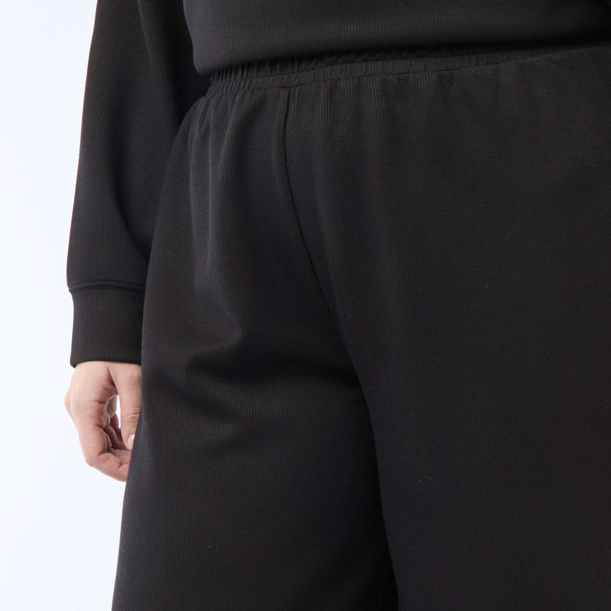 Pantalon large en matière stretch côtelée NOIR