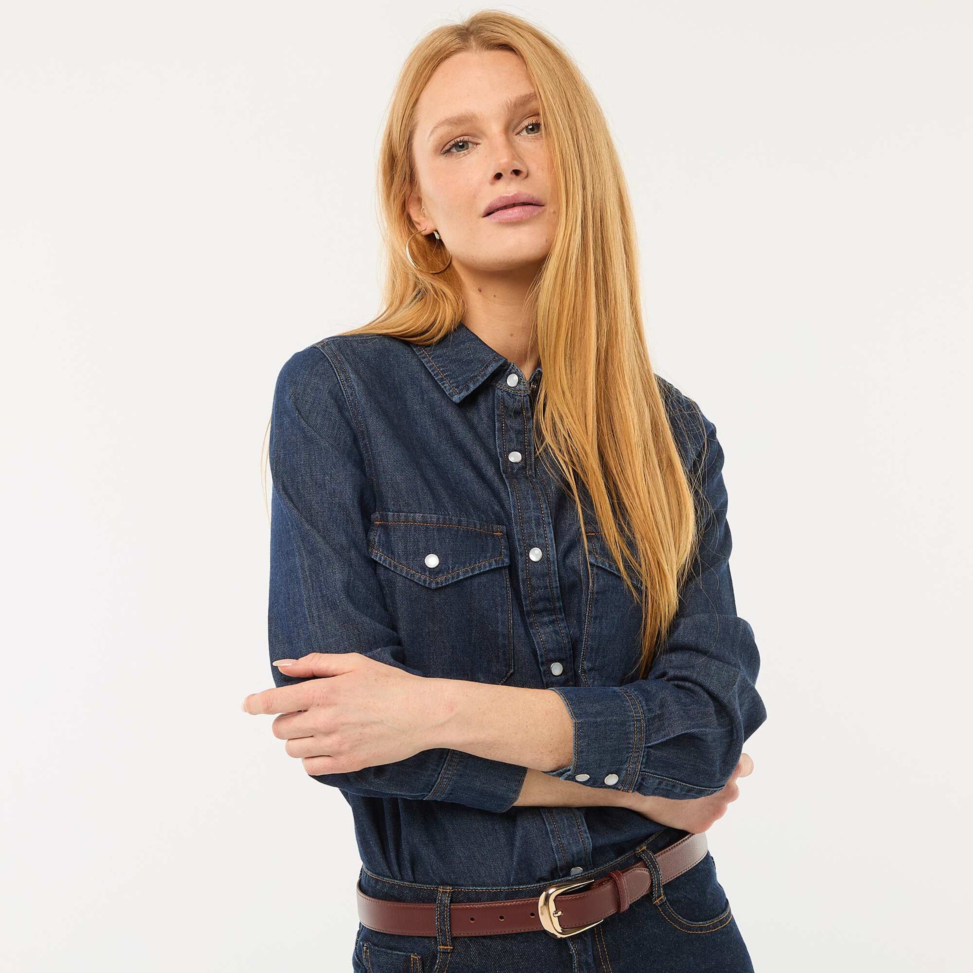 Chemise en jean avec 2 poche plaquées à rabat sur la poitrine BLEU