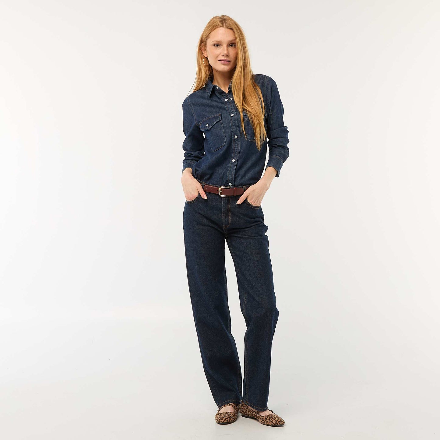 Chemise en jean avec 2 poche plaquées à rabat sur la poitrine BLEU