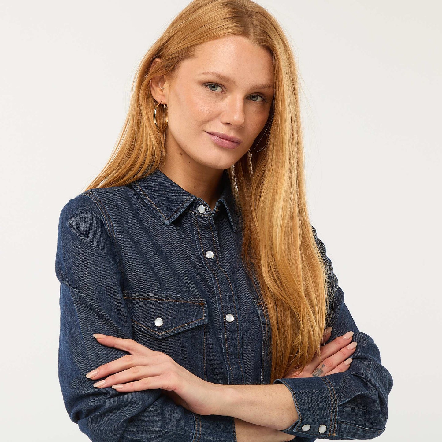 Chemise en jean avec 2 poche plaquées à rabat sur la poitrine BLEU