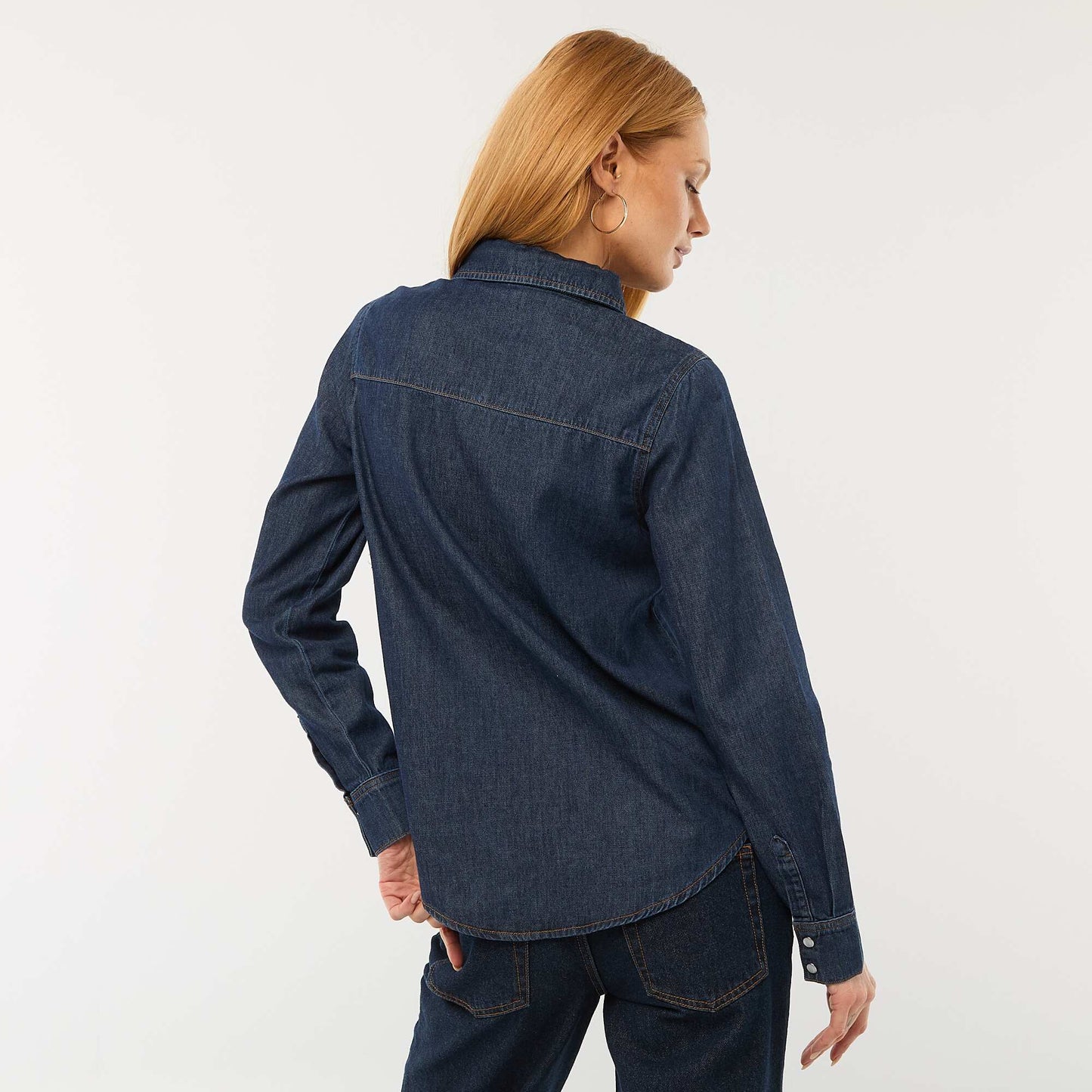 Chemise en jean avec 2 poche plaquées à rabat sur la poitrine BLEU