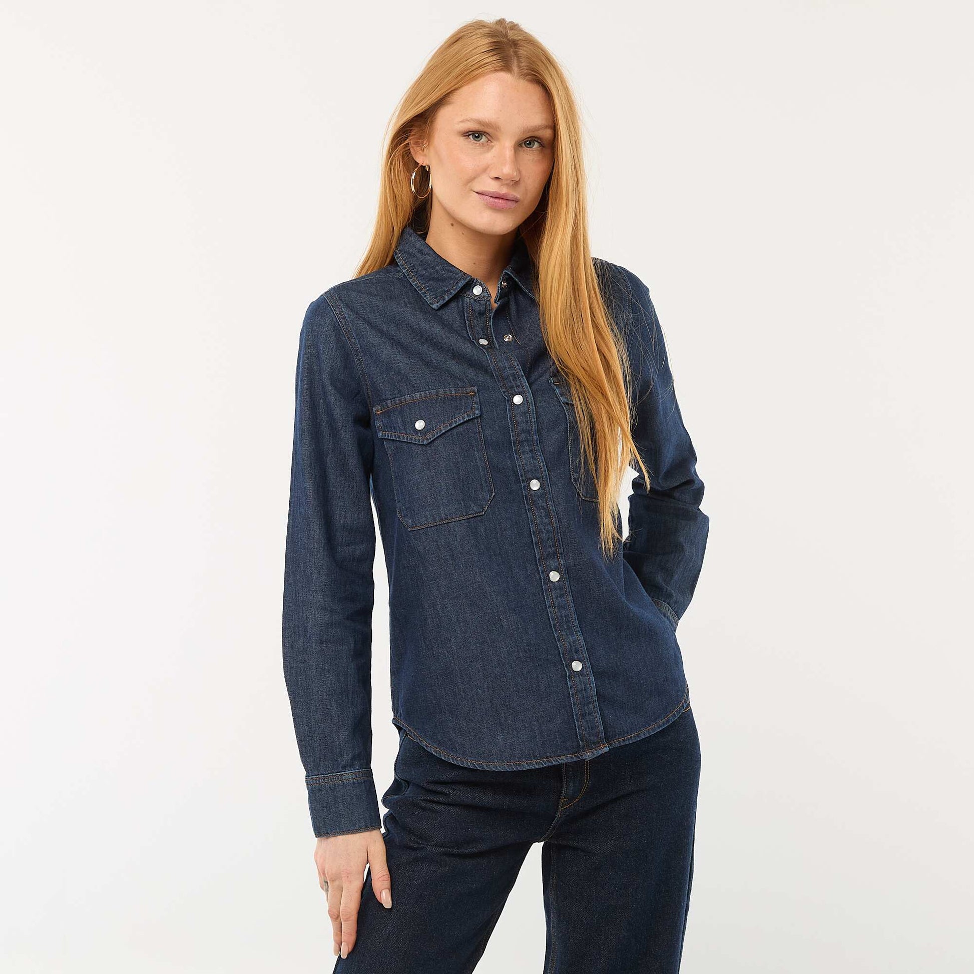 Chemise en jean avec 2 poche plaquées à rabat sur la poitrine BLEU