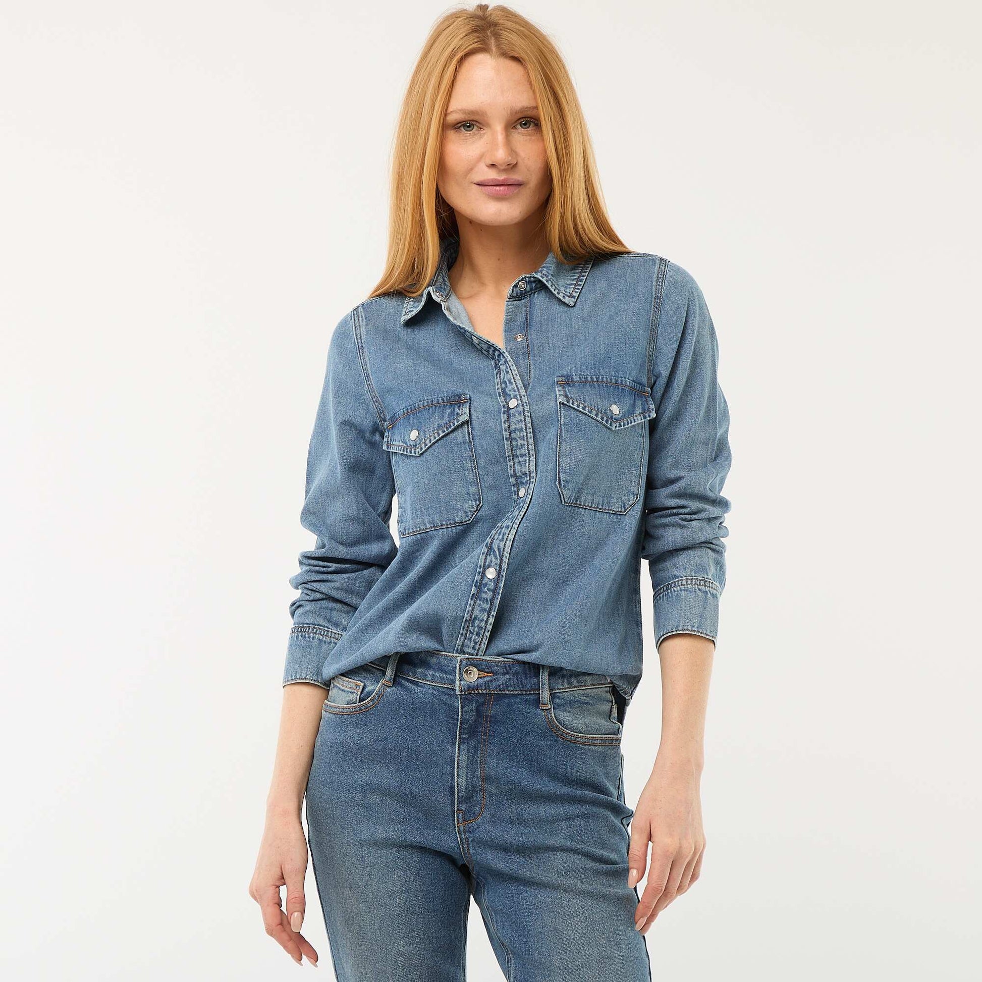Chemise en jean avec 2 poche plaquées à rabat sur la poitrine BLEU