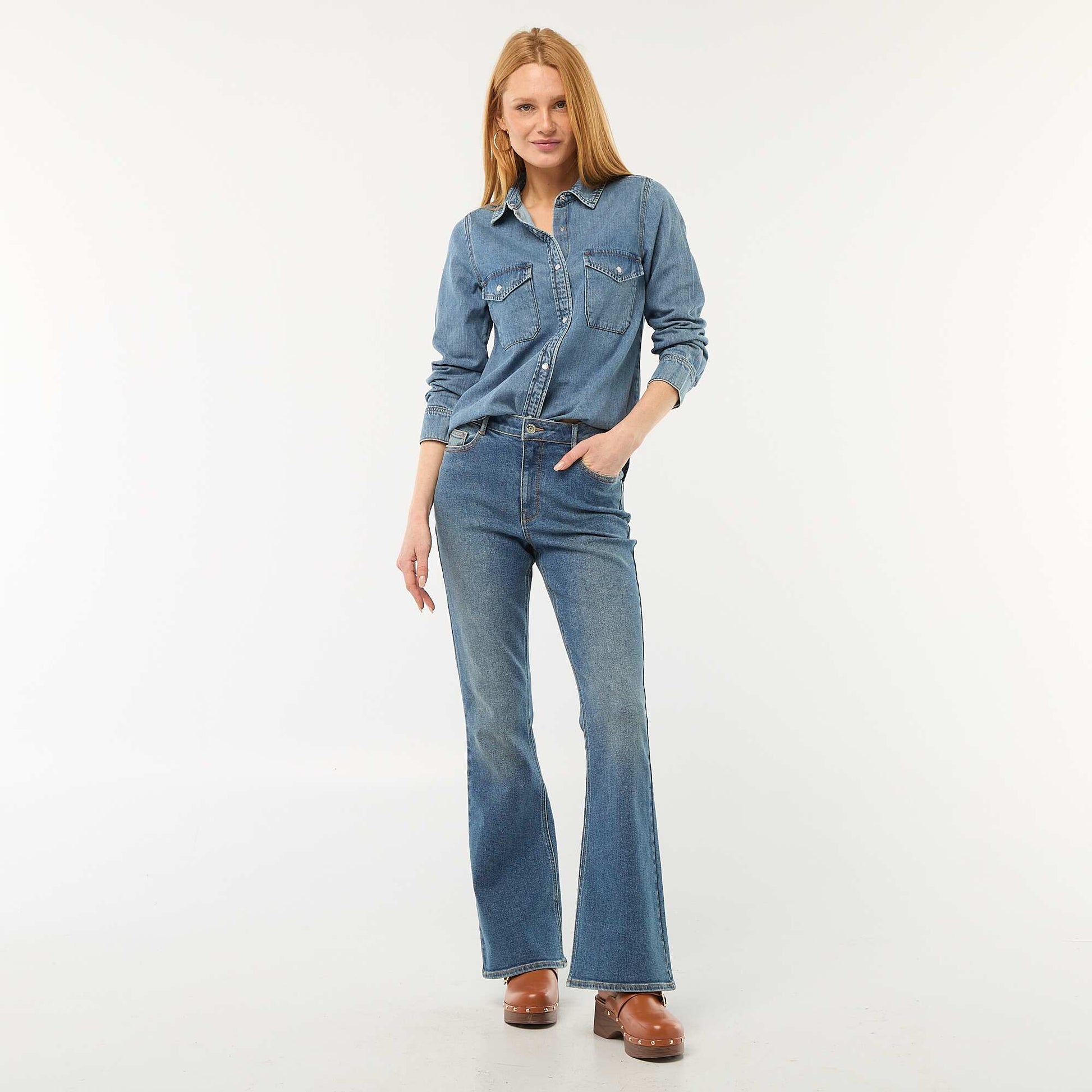 Chemise en jean avec 2 poche plaquées à rabat sur la poitrine BLEU