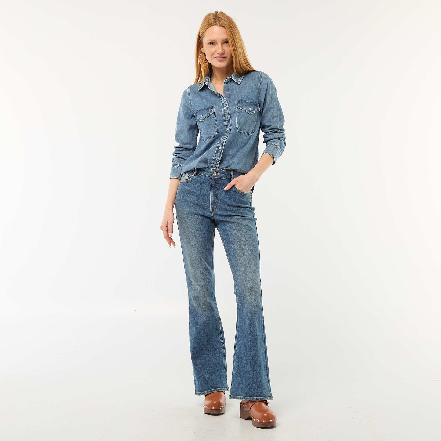 Chemise en jean avec 2 poche plaquées à rabat sur la poitrine BLEU