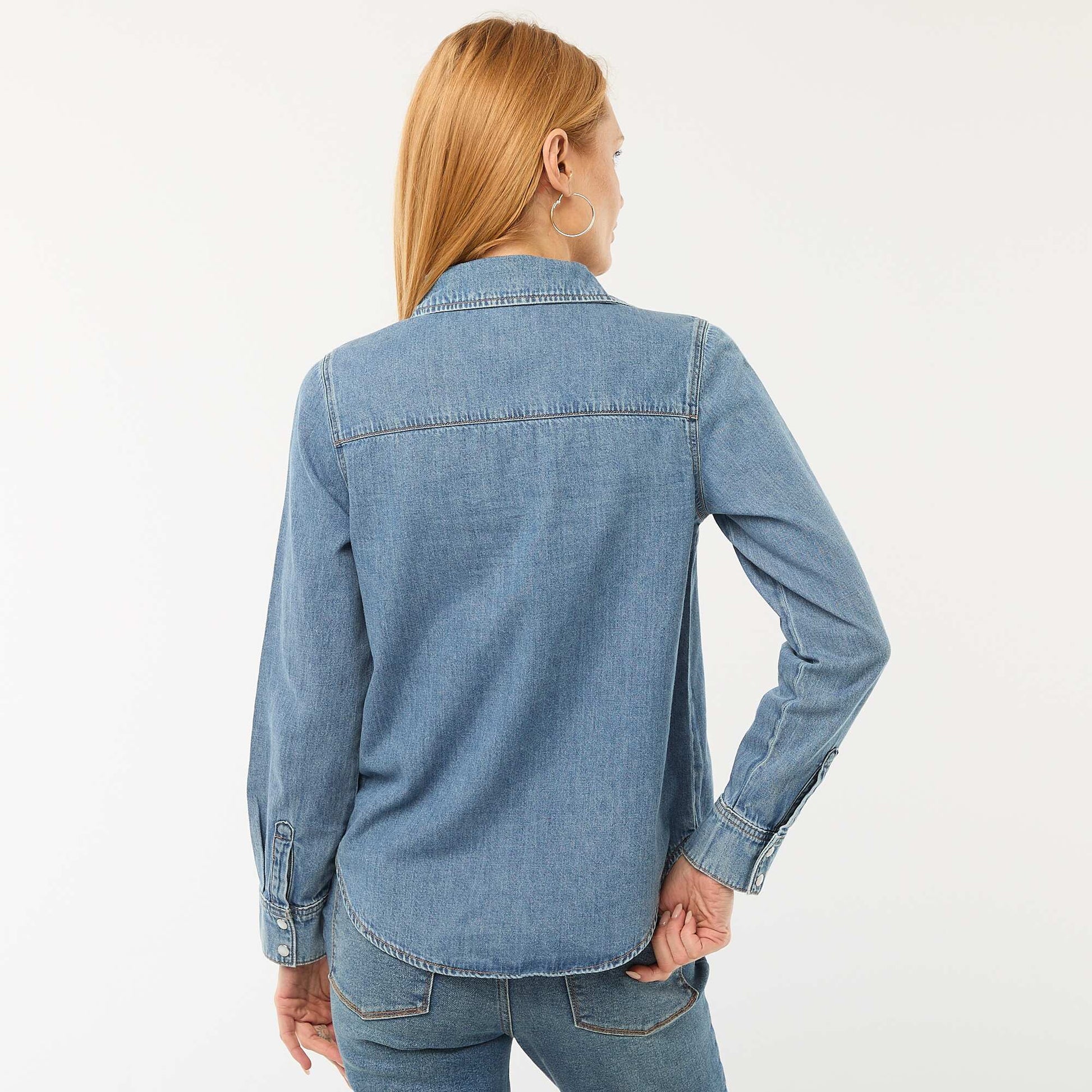 Chemise en jean avec 2 poche plaquées à rabat sur la poitrine BLEU