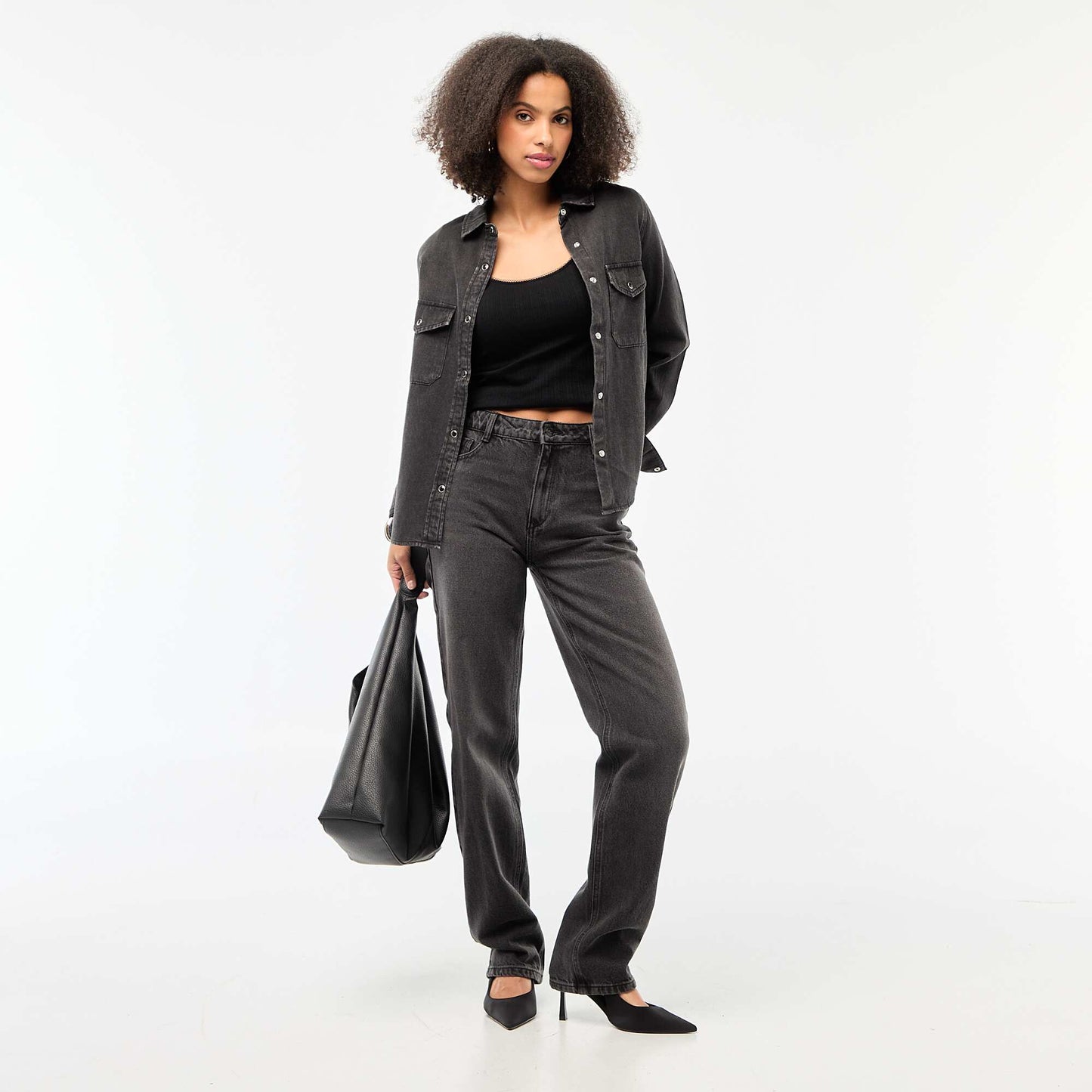 Chemise en jean avec 2 poche plaquées à rabat sur la poitrine NOIR