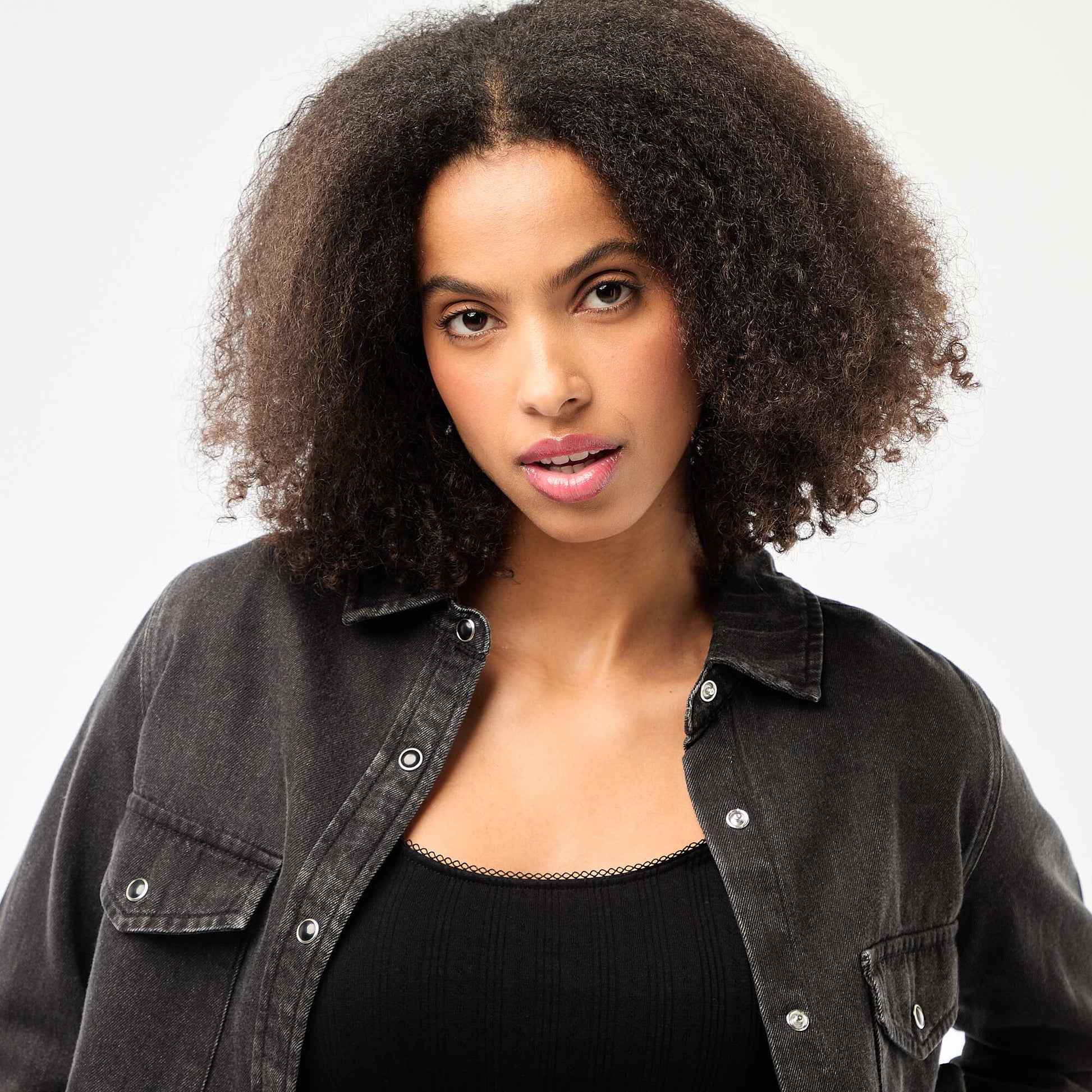 Chemise en jean avec 2 poche plaquées à rabat sur la poitrine NOIR