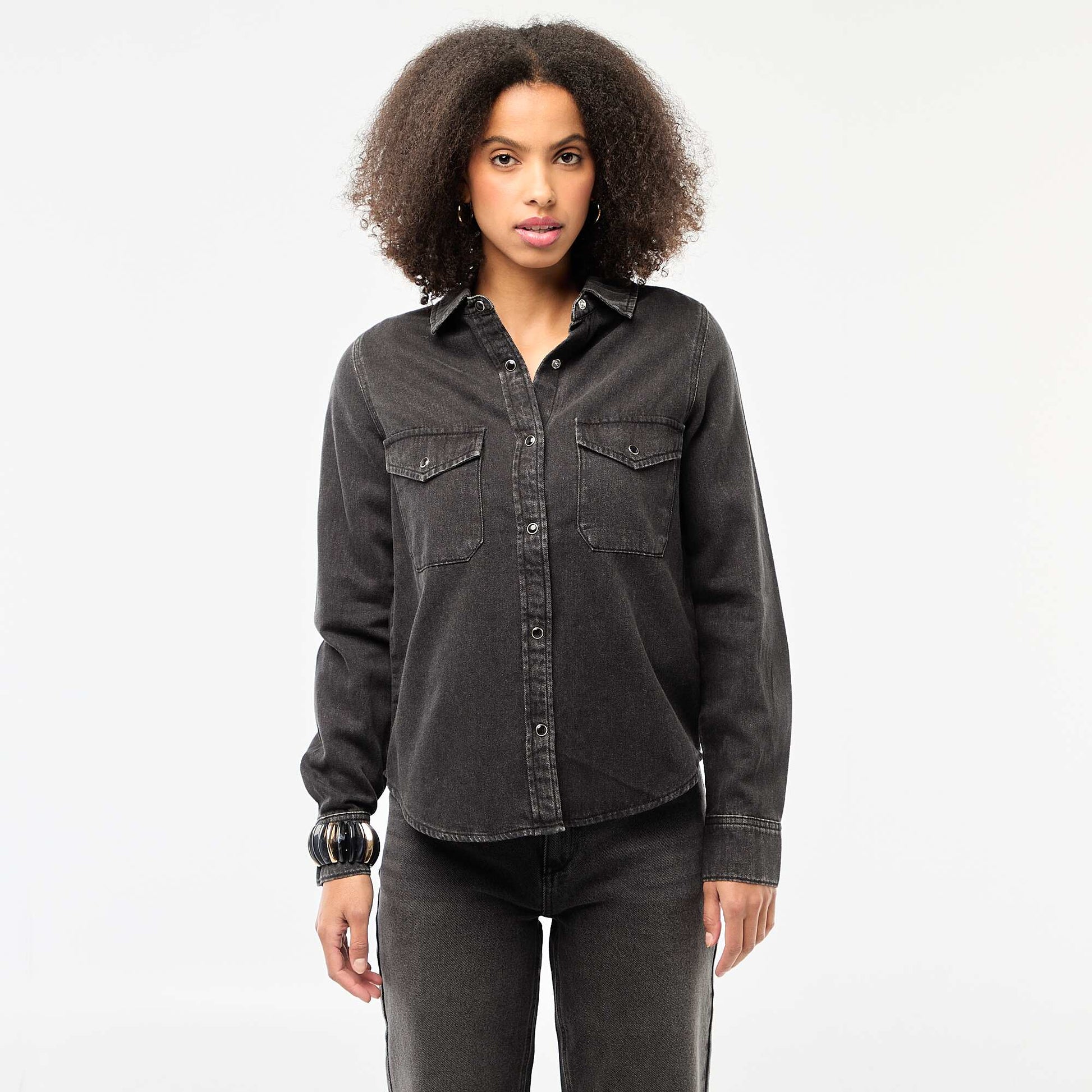 Chemise en jean avec 2 poche plaquées à rabat sur la poitrine NOIR
